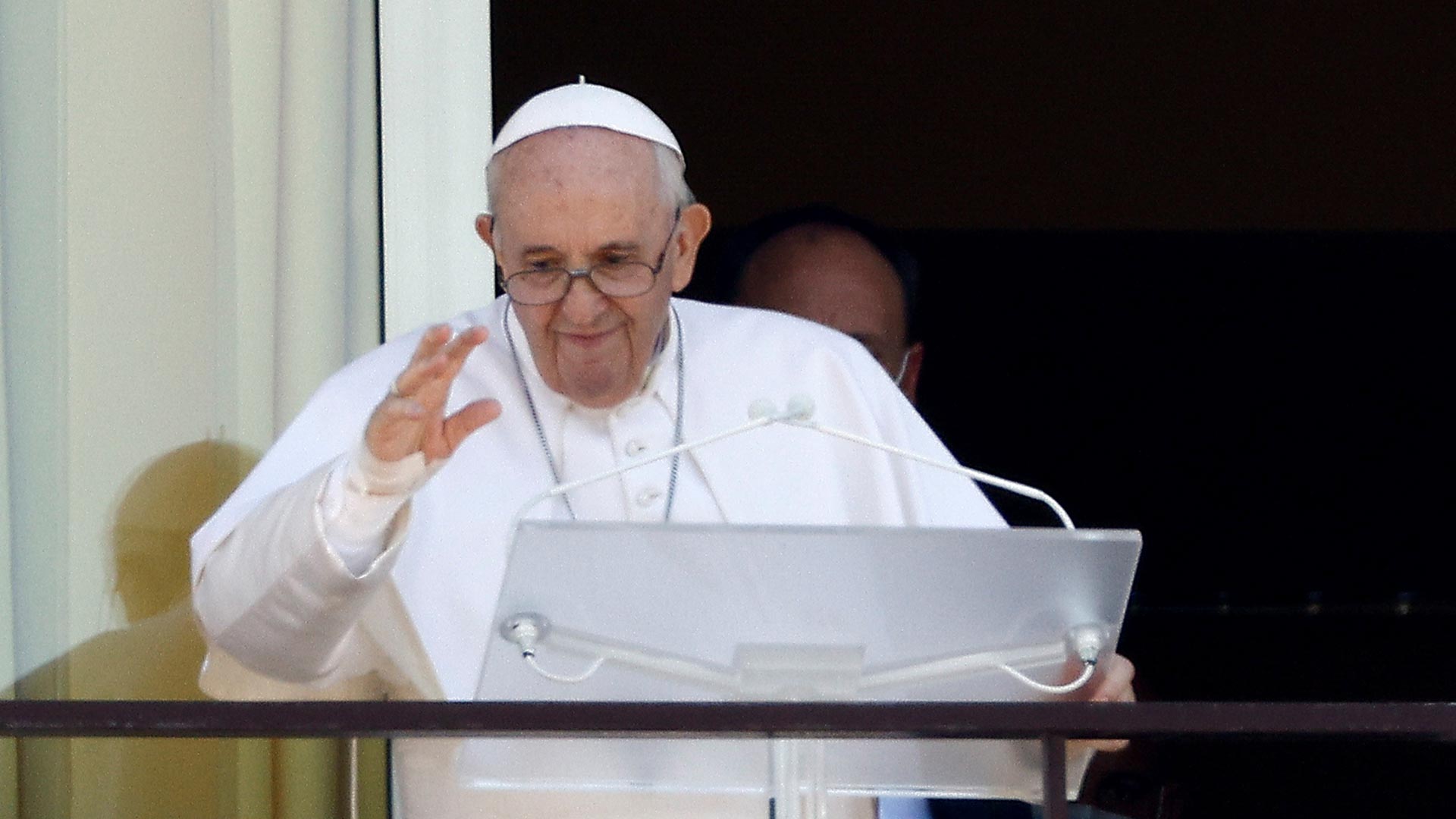 El papa Francisco saluda desde un balcón del hospital durante el rezo del Angelus (Reuters)