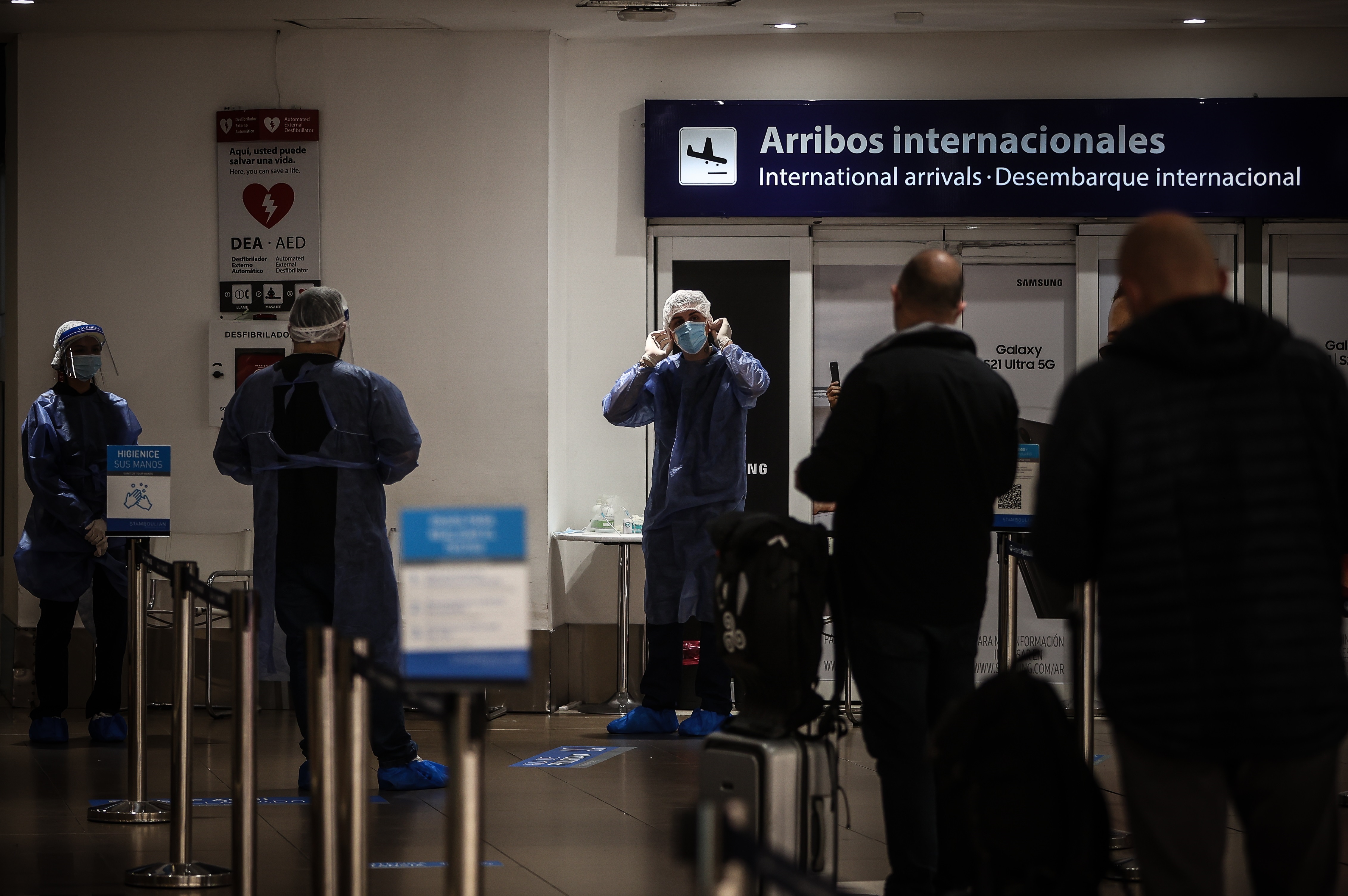 Viajeros llegan al Aeropuerto Internacional de Ezeiza, en la provincia de Buenos Aires (Argentina). EFE/Juan Ignacio Roncoroni/Archivo
