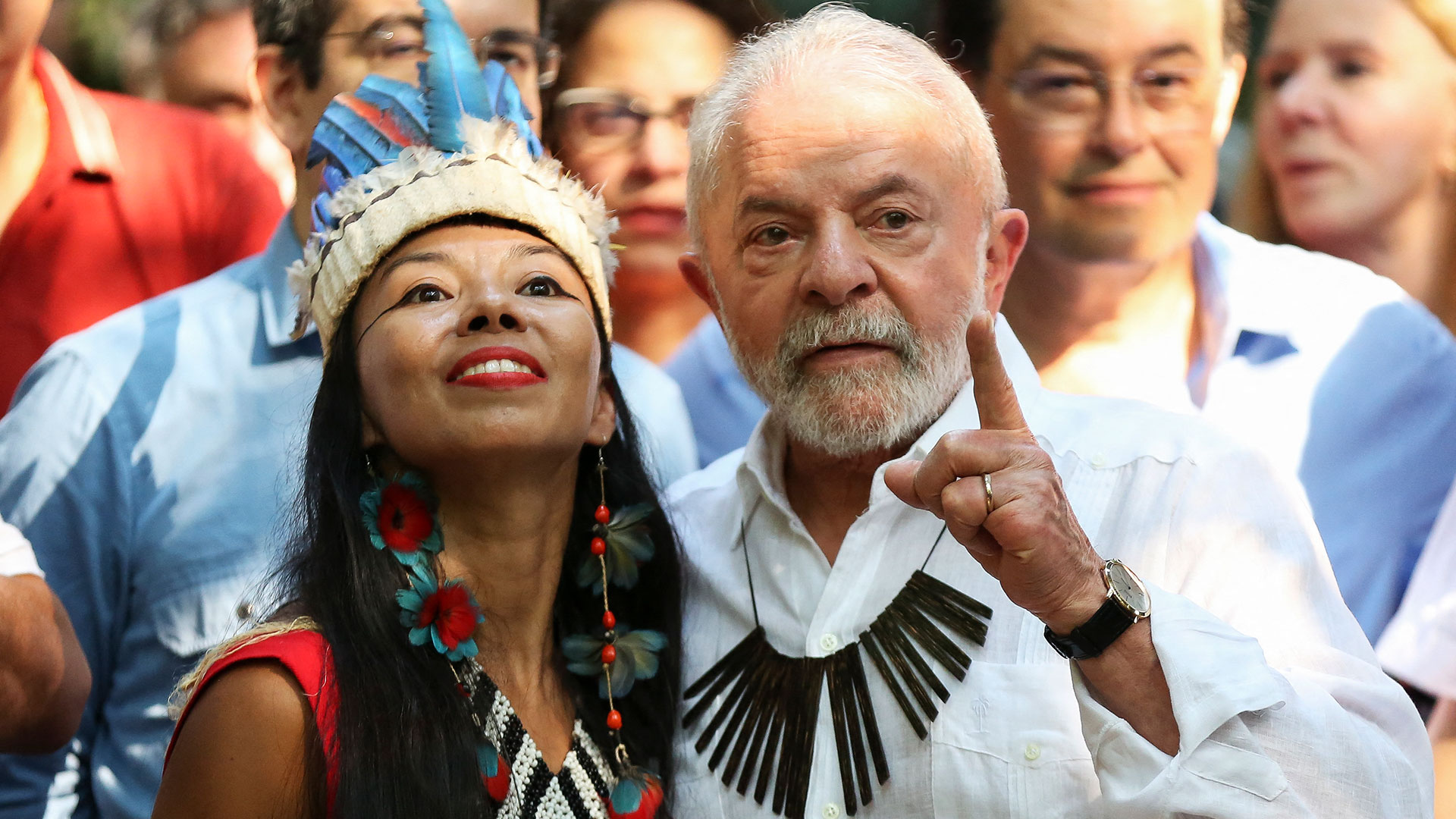 Lula hablando con una mujer indígena en su recorrida por Manaus (AFP)