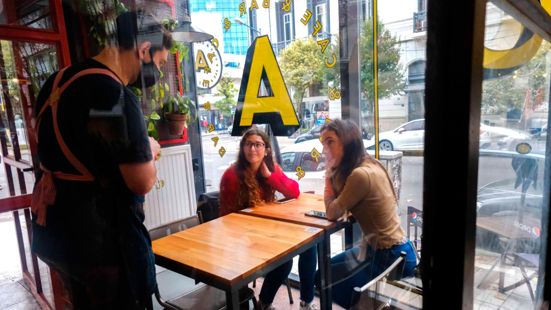La atención se hace respetando la distancia social. Más de 100 establecimientos fueron relevados. Las falencias más comunes: falta de termómetros y locales sin ventilar por las bajas temperaturas (@munimardelplata)