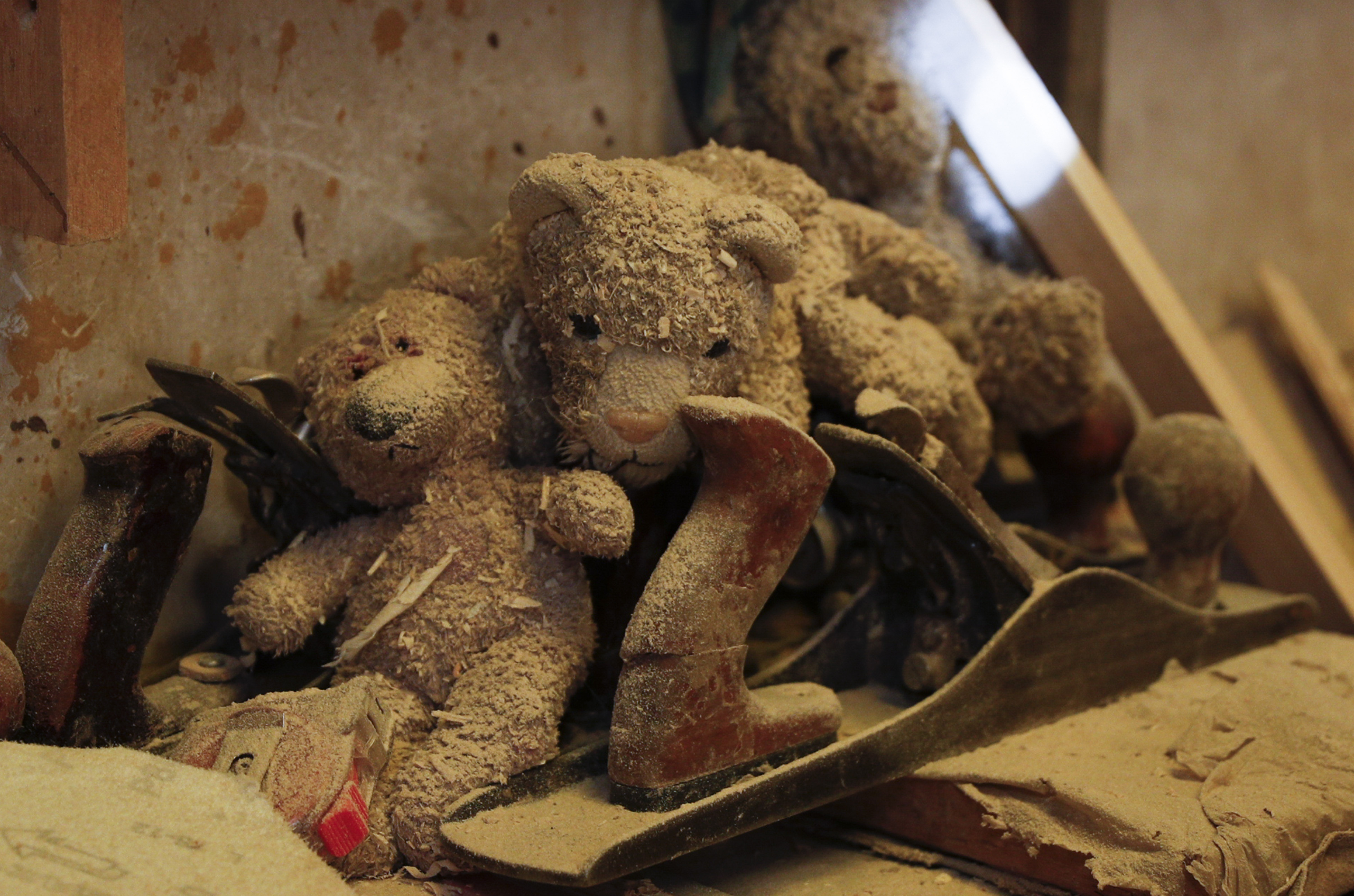 Osos de peluche cubiertos de aserrín junto a herramientas en un taller de carpintería familiar en El Alto, Bolivia, el viernes 28 de agosto de 2020.