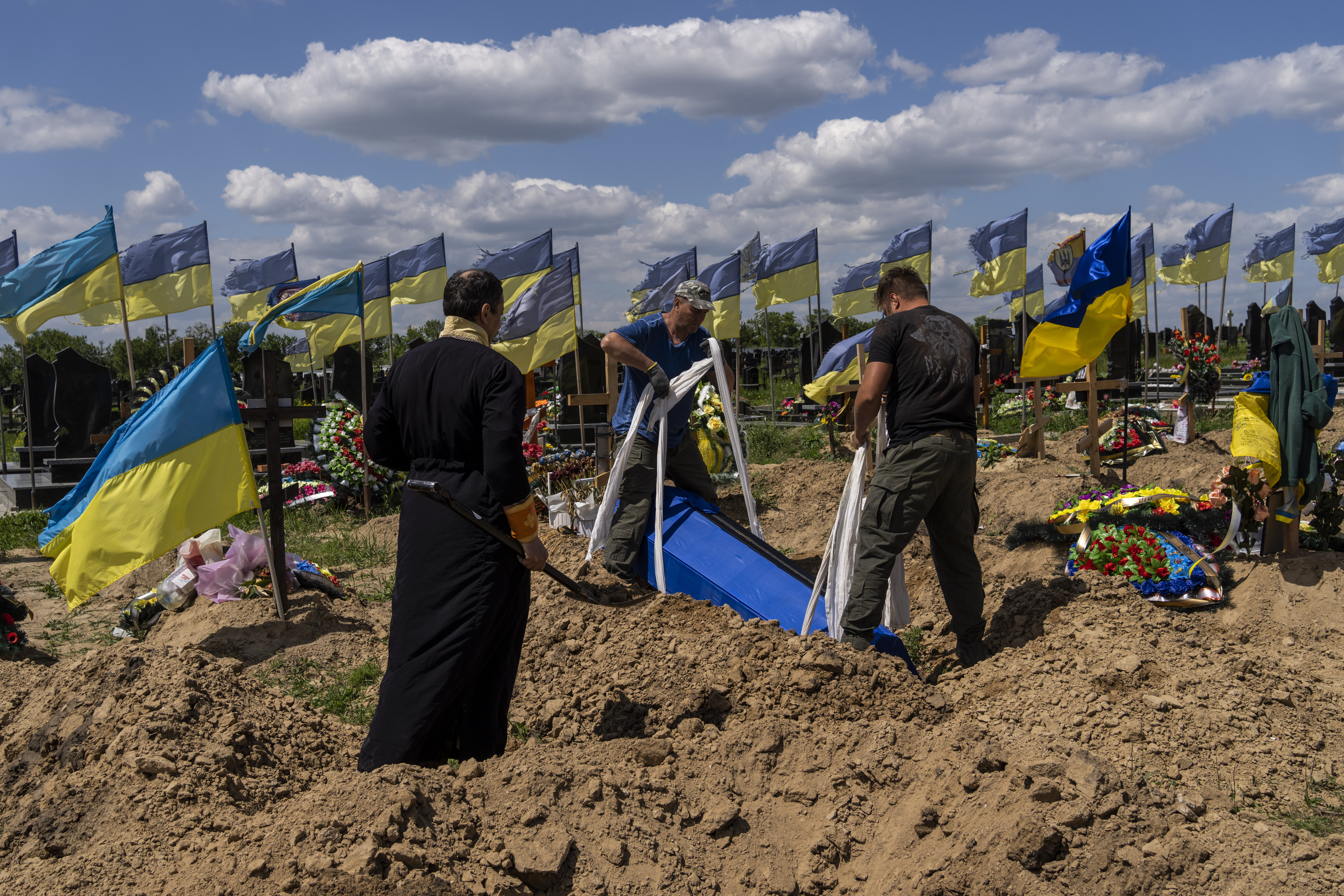 Al menos 22.000 residentes de Mariupol, en el sureste de Ucrania, murieron durante los tres meses de bombardeos y asedio de las tropas rusas. Foto AP