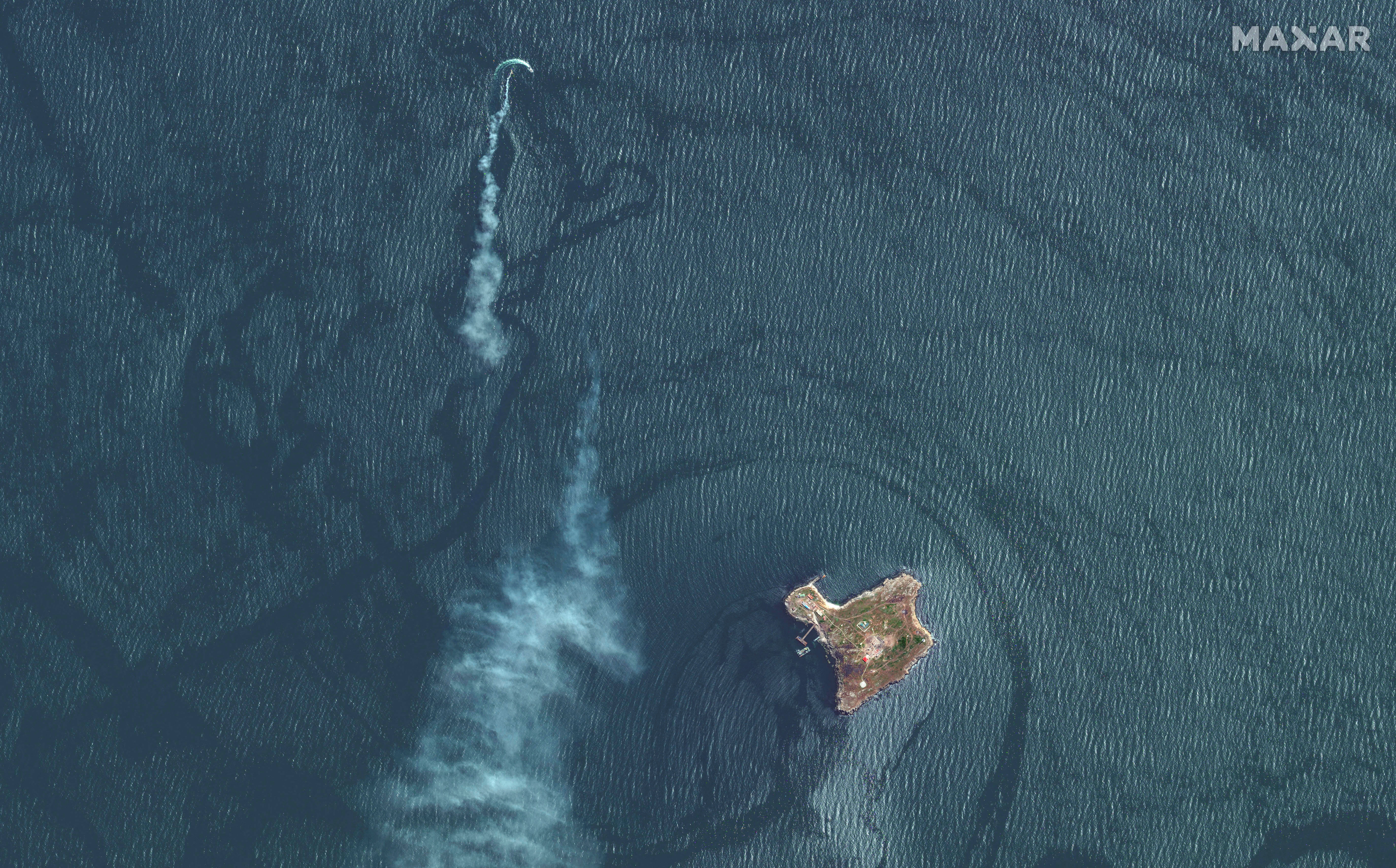Una imagen de satélite muestra un ataque a una embarcación de desembarco cerca de la Isla de la Serpiente, en Ucrania, el 12 de mayo de 2022. En los últimos 10 días los ataques contra los invasores rusos en aquella isla en el Mar Negro se intensificaron, provocando su huida (Reuters)