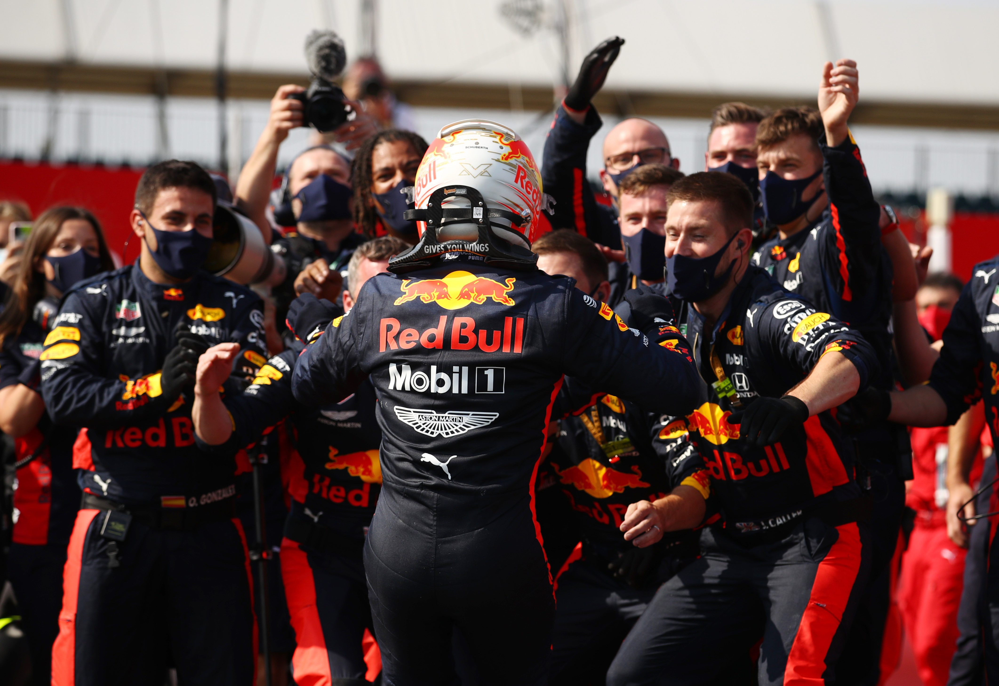 Formula One F1 - Los festejos del equipo austríaco luego de la victoria de Verstappen. Foto: REUTERS/Bryn Lennon