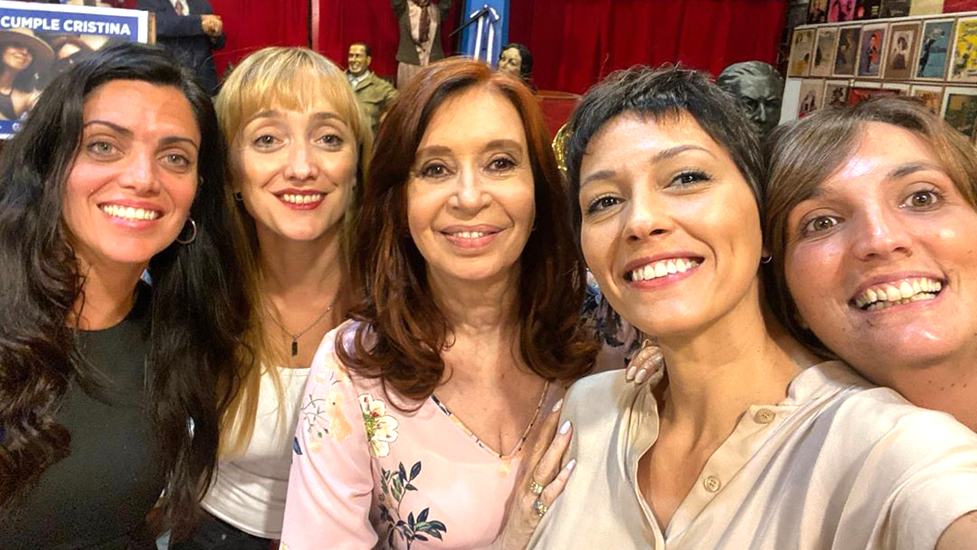 Luana Volnovich, titular del PAMI: Anabel Fernández Sagasti; Mayra Mendoza, intendenta de Quilmes y María Luz Alonso con Cristina Fernández en su cumpleaños(@mayrasolmendoza)