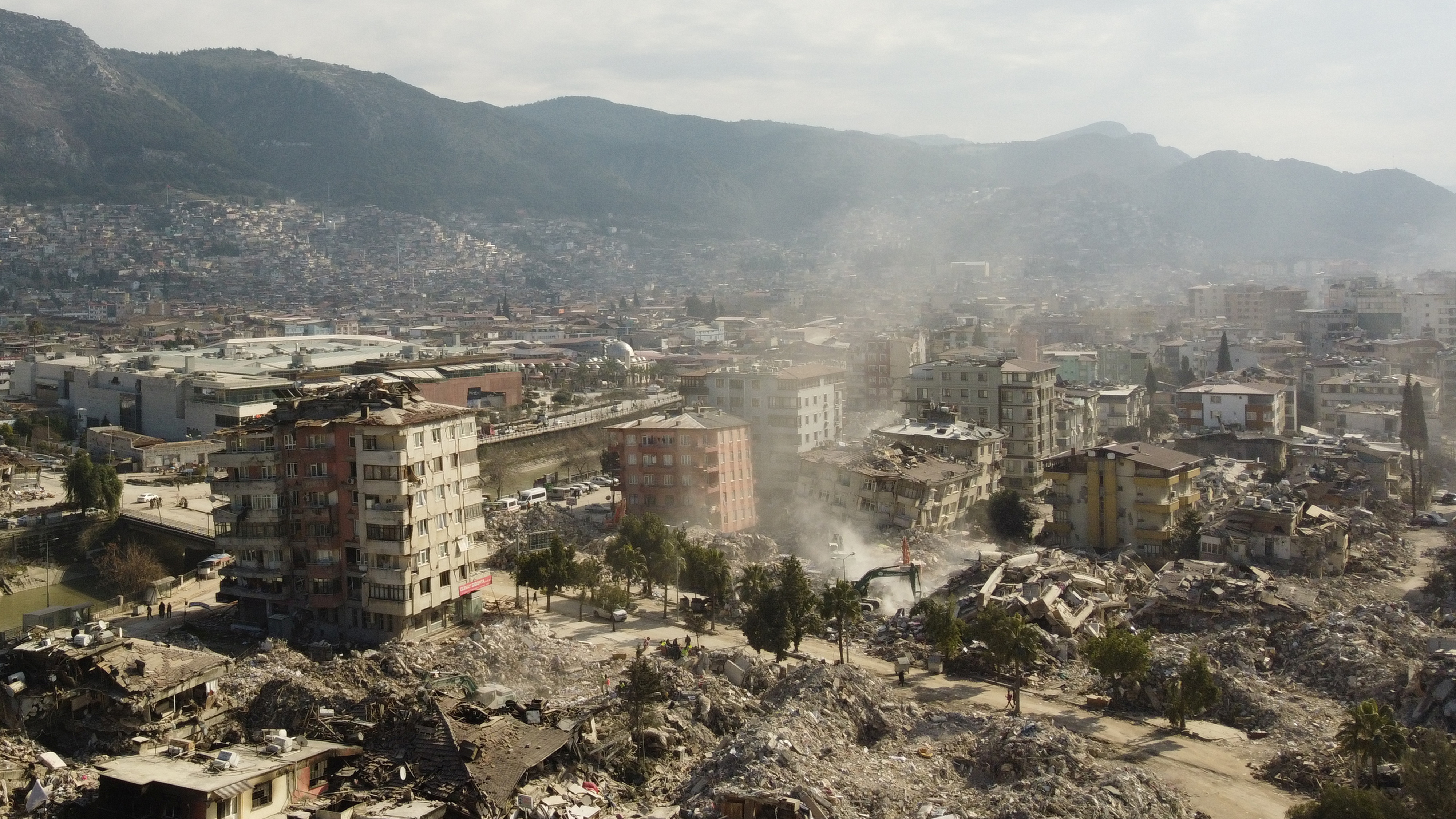 Vista general de escombros y daños tras un terremoto mortal, en Hatay, Turquía, 15 de febrero de 2023. REUTERS/Clodagh Kilcoyne