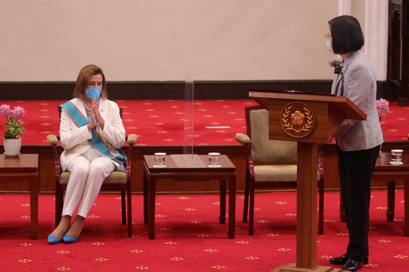 La presidenta de Taiwán, Tsai Ing-wen, durante una reunión con la presidenta de la Cámara de Representantes de Estados Unidos, Nancy Pelosi, en Taipéi, Taiwán. Agosto 3, 2022. Oficina Presidencial de Taiwán/Distribuida vía REUTERS/Archivo