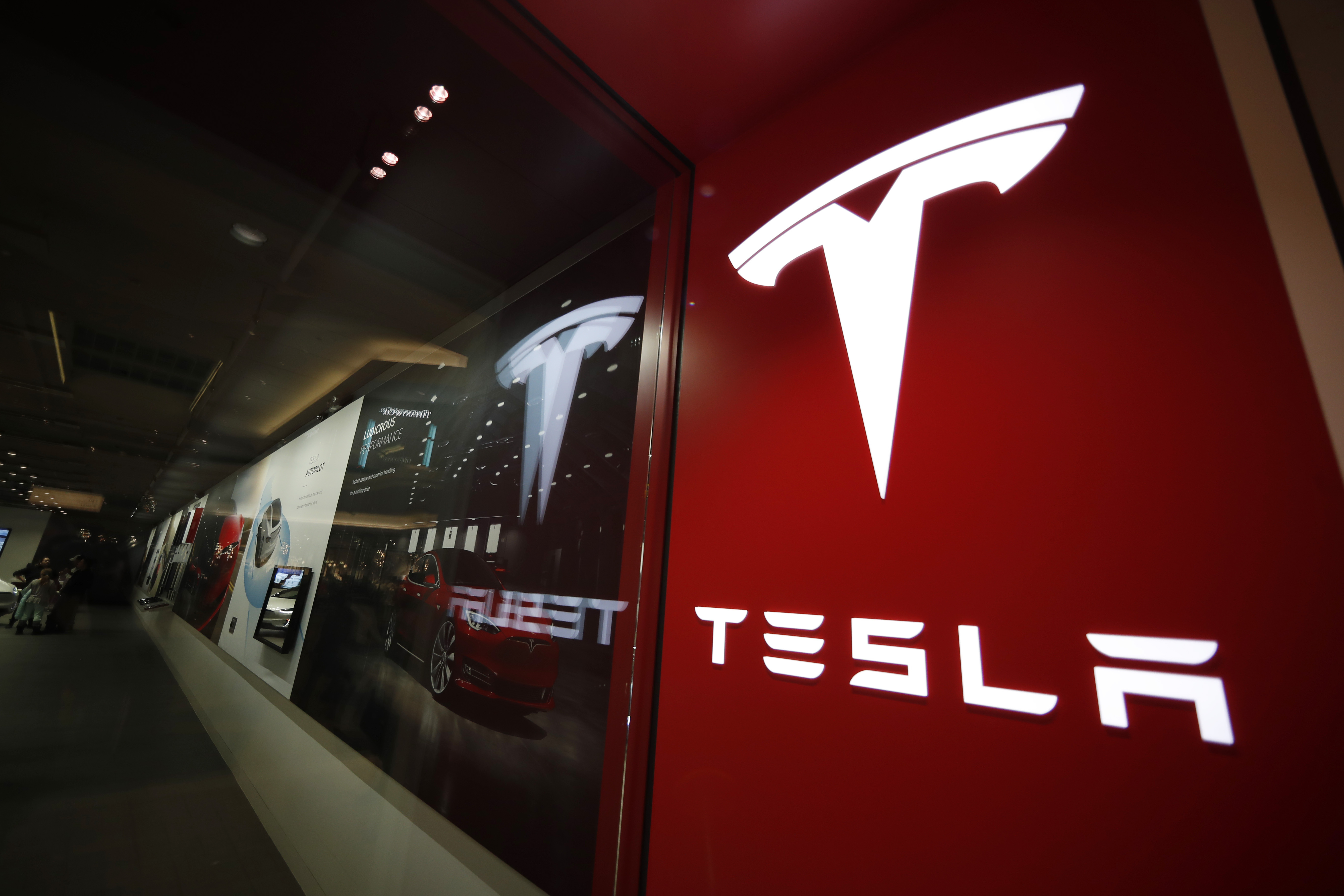 Un logo de Tesla en la tienda de la empresa en Cherry Creek Mall, en Denver (AP Foto/David Zalubowski, Archivo)