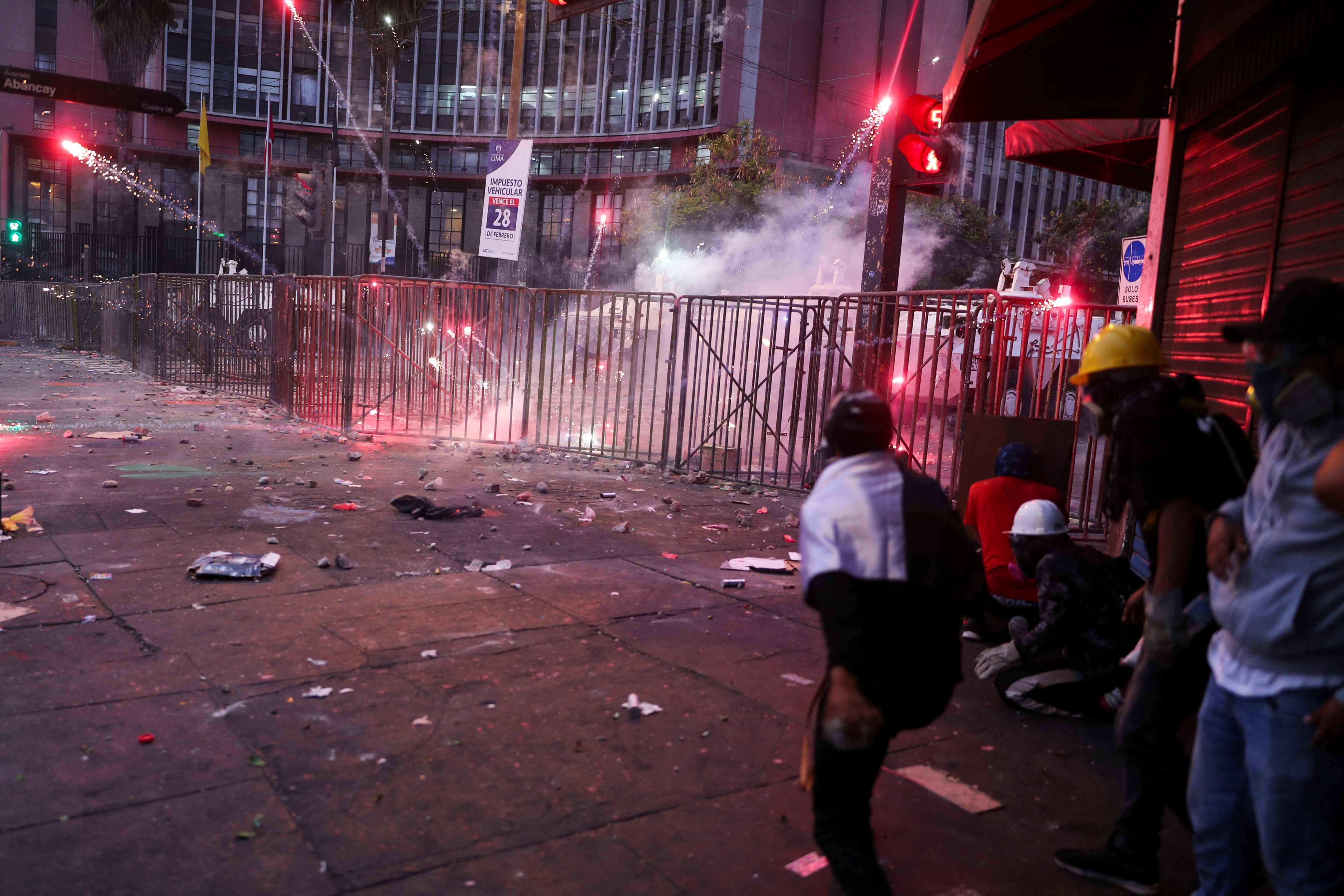 Manifestantes se enfrentan violentamente contra la Policía Nacional.