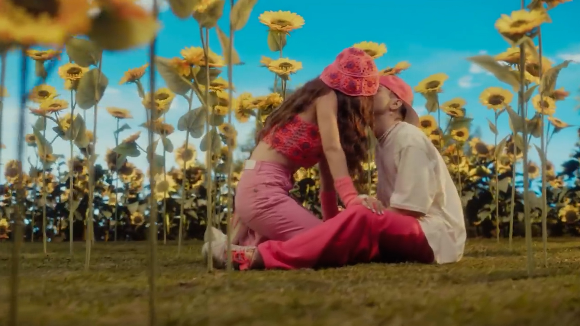 El beso de la China Suárez y Rusherking en el videoclip "Perfecta"