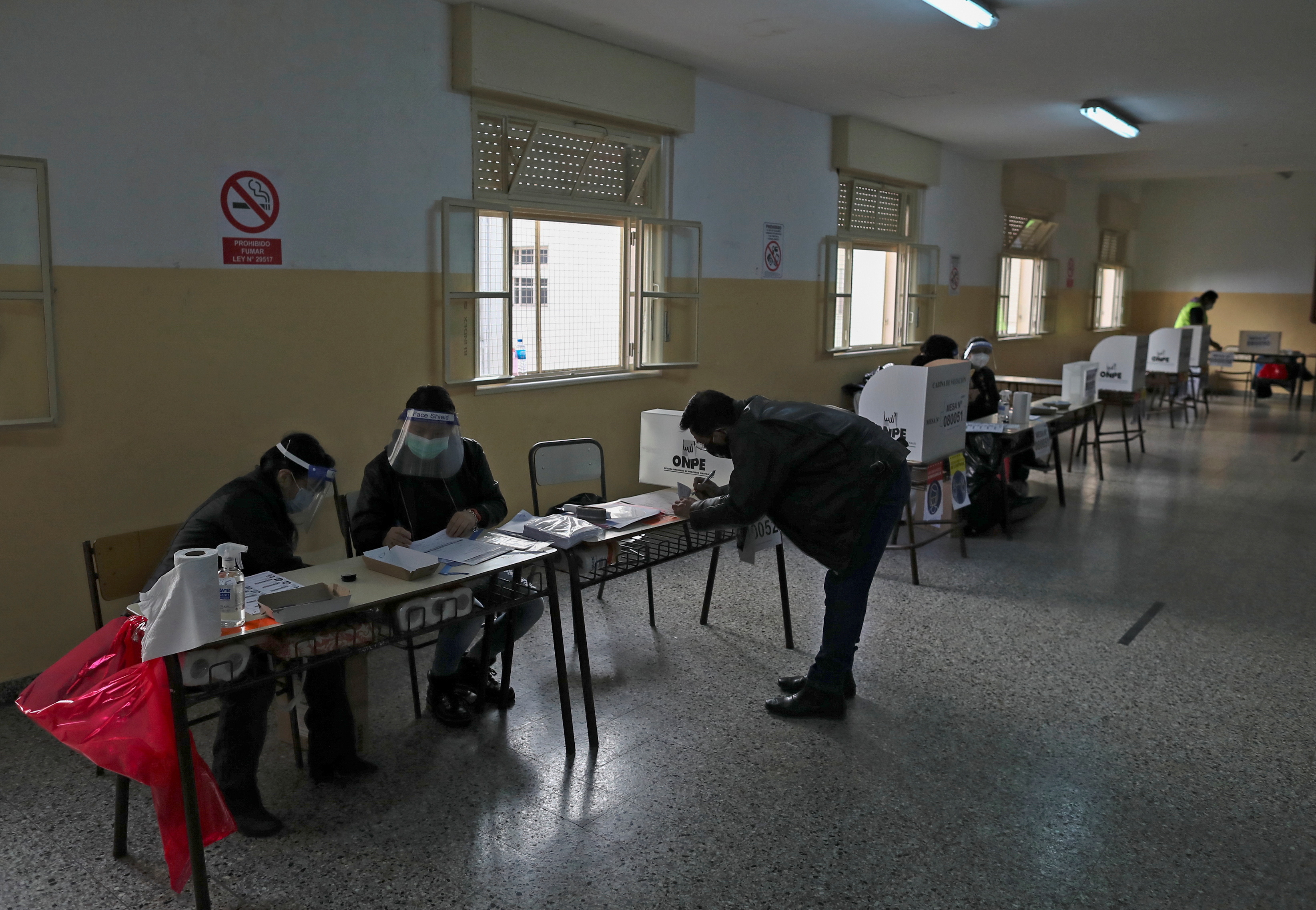Votación de peruanos en Argentina (Reuters)