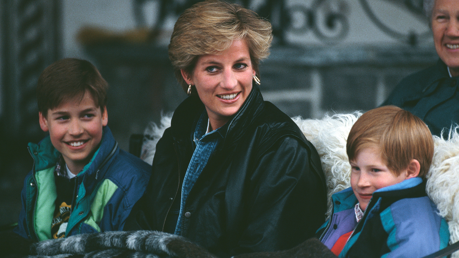 Diana con el príncipe William y el príncipe Harry durante unas vacaciones en Lech, Austria, el 30 de marzo de 1993 (Getty Images)