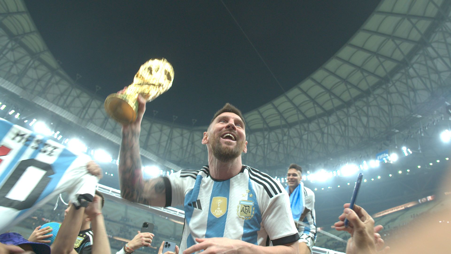 Lionel Messi cargó la Copa del Mundo luego de la victoria de Argentina ante Francia en el partido final. (Netflix)