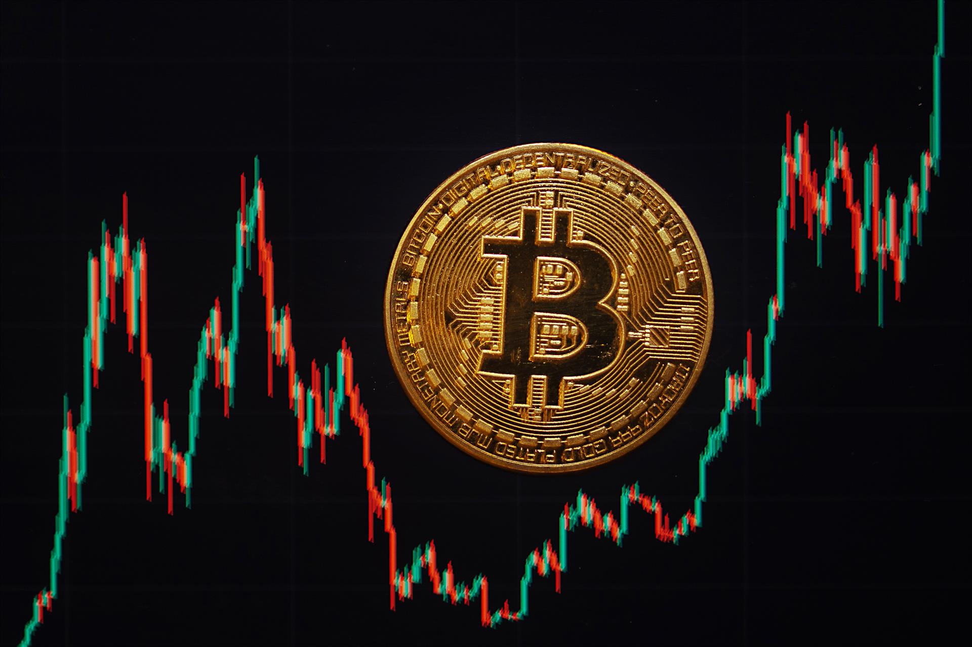 Nueva remontada del bitcoin: subió hasta 11% y alcanzó su mayor nivel en ocho meses