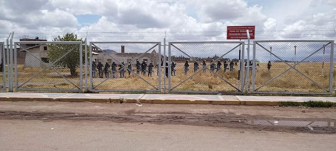 Manifestantes intentaron ingresar a la pista de aterrizaje del Aeropuerto Inca Manco Capac de la ciudad de los vientos Juliaca. (Twitter: @royzrg)
