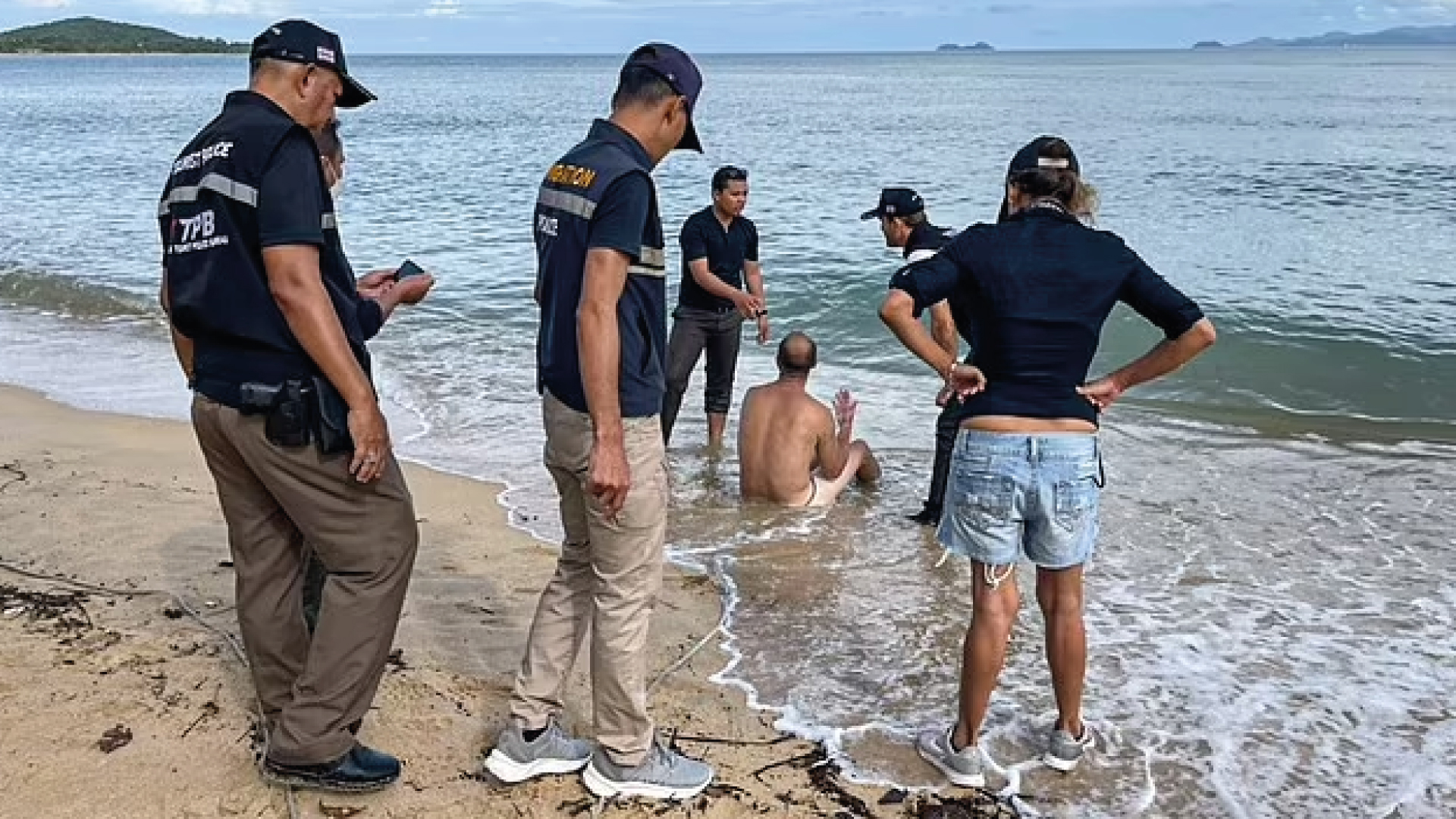 “¿Qué pasó ayer?”: Apareció desnudo en una playa de Tailandia luego de una fiesta y dice que no recuerda nada