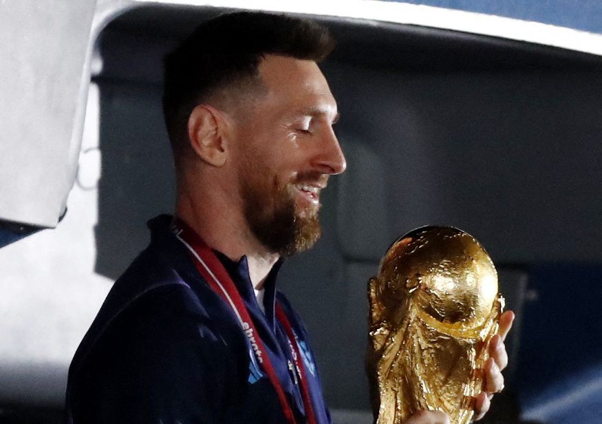 Messi, enamorado de la Copa apenas bajó del avión (REUTERS/Agustin Marcarian)