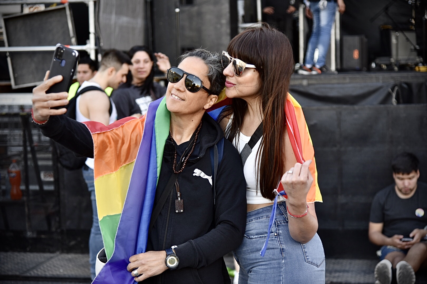 También hubo tiempo para selfies, videos y muchas fotos en la XXXI Marcha del Orgullo LGTBIQ+ (Crédito: Ariel Torres)
