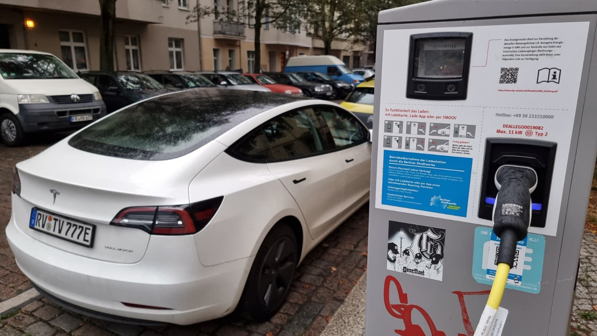 Un Tesla recargando su batería en una calle cualquiera de una ciudad europea. La escena es cada vez más frecuente