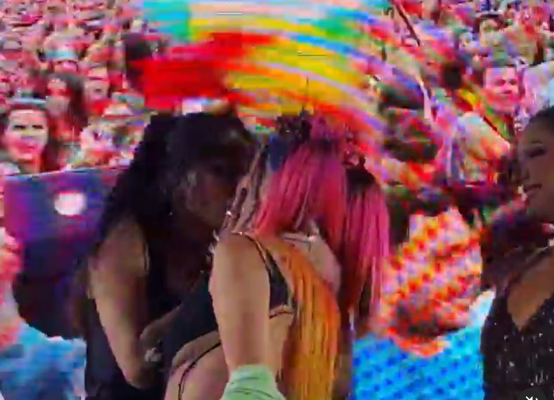 El momento en que Lola acepó el beso de Belinda (Foto: captura de pantalla/Instagram)