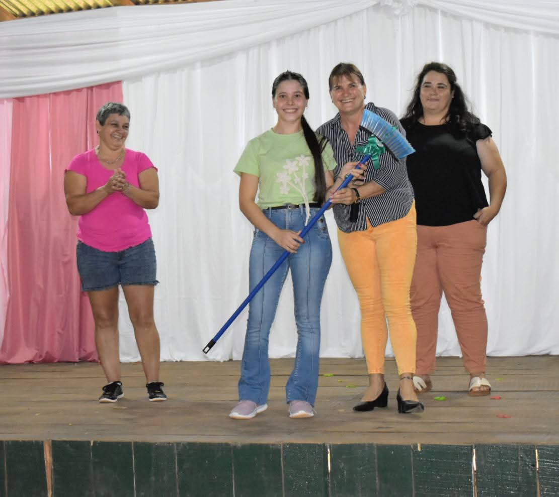 Pol&eacute;mico festejo por el D&iacute;a de la Mujer en Misiones: un municipio entreg&oacute; baldes, escurridores y escobas como premios