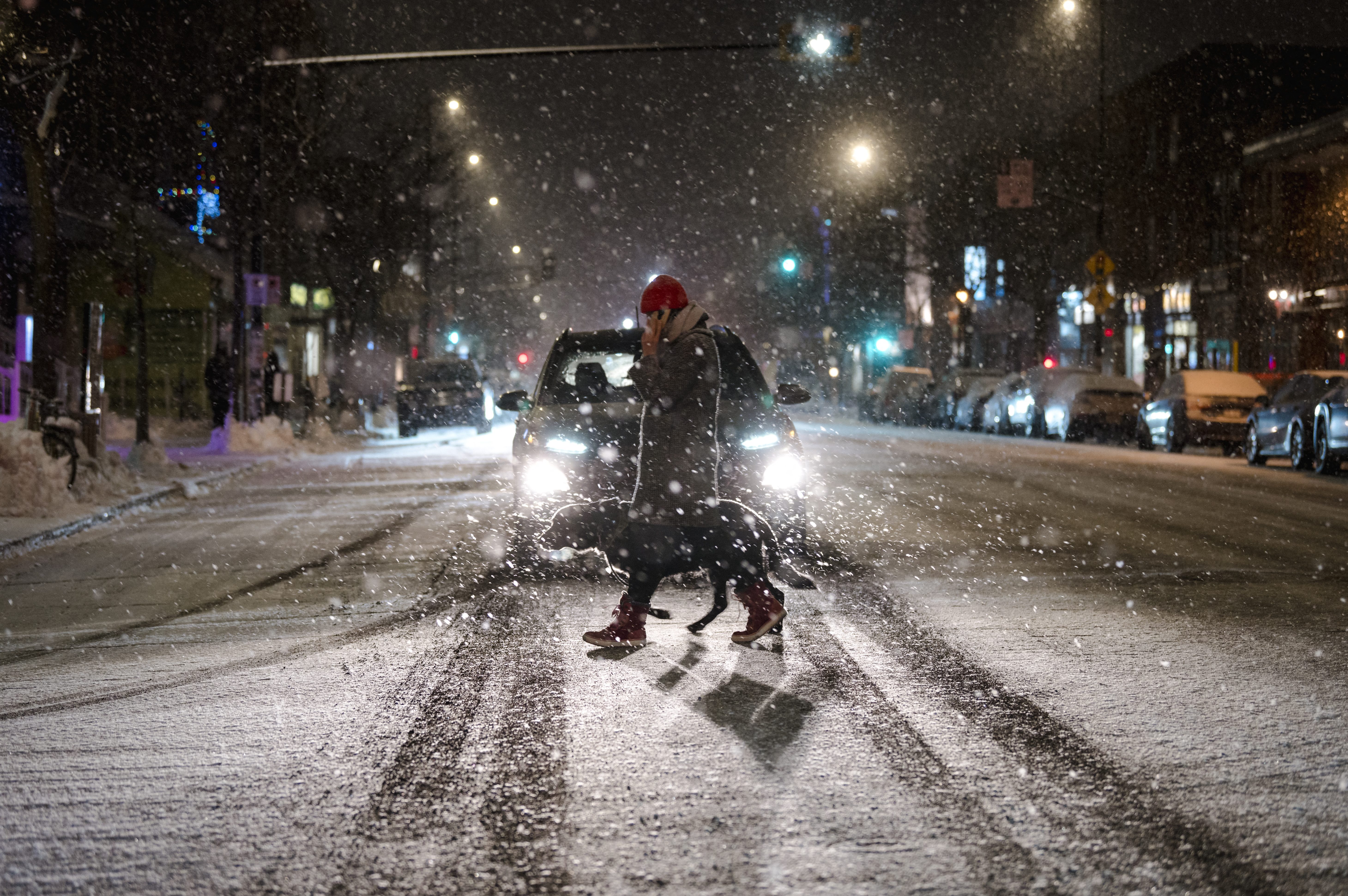 Una persona cruza una calle en Mile End, un barrio de Montreal, Quebec, Canadá, mientras cae la nieve el 22 de diciembre de 2022. (Foto de ANDREJ IVANOV / AFP)