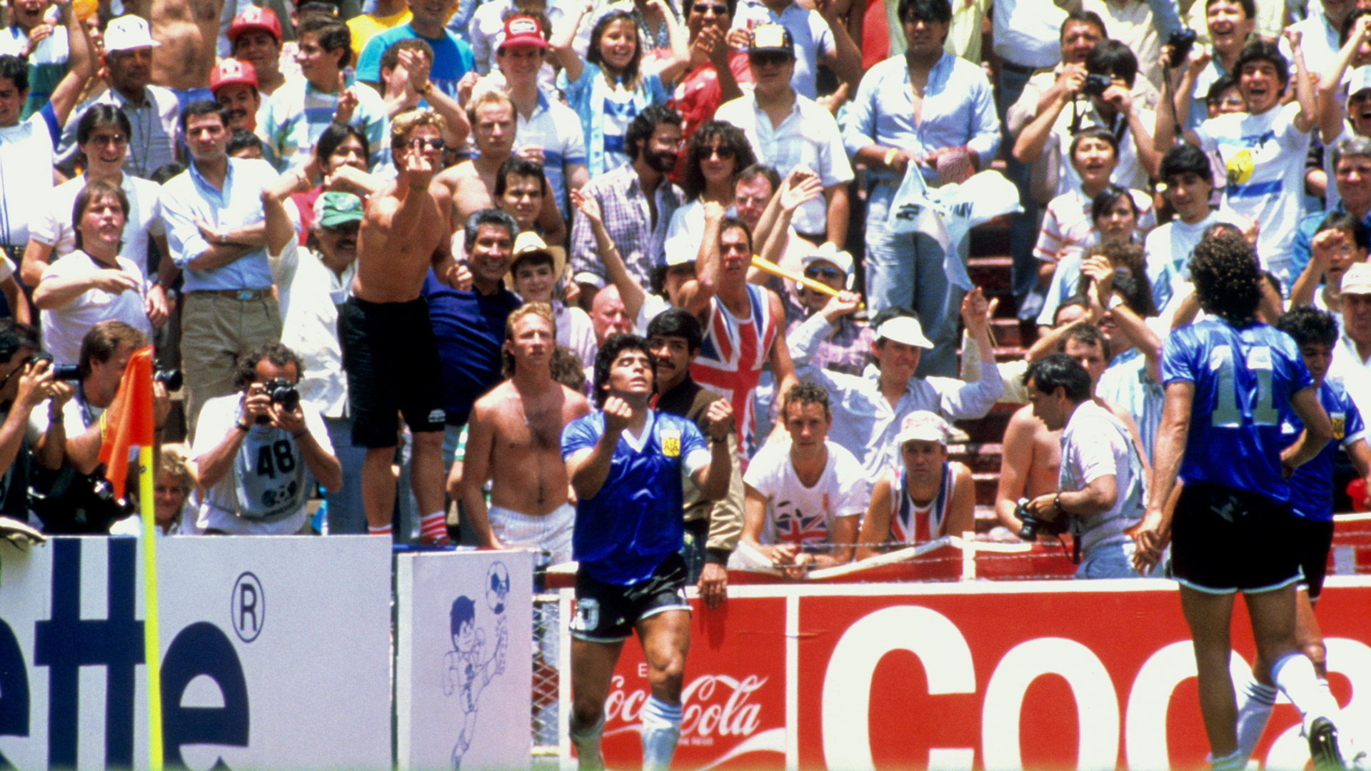 Los aficionados ingleses observan a Diego Maradona, de Argentina, mientras celebra su segundo gol en el Mundial México 86