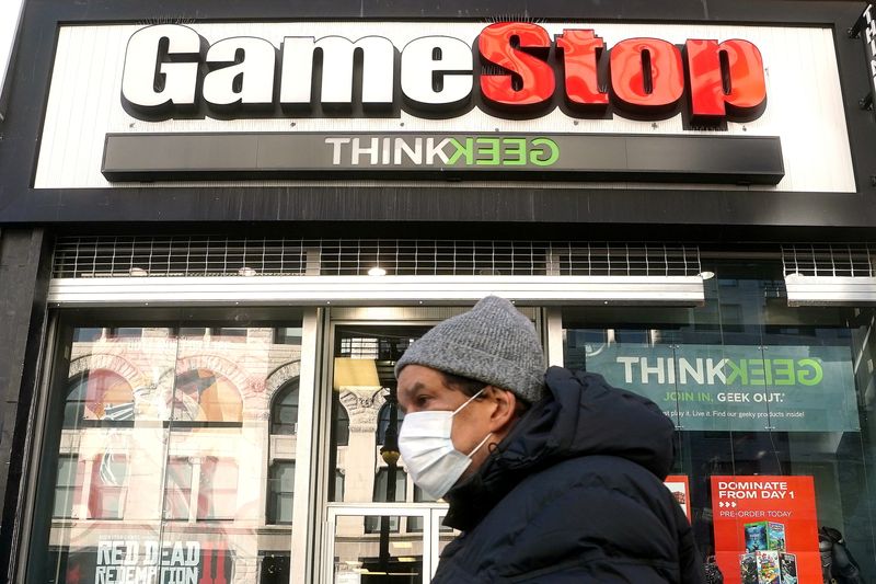 FOTO DE ARCHIVO: Una persona pasa por delante de un GameStop en el barrio de Manhattan de la ciudad de Nueva York, Nueva York, Estados Unidos. 29 de enero de 2021. REUTERS/Carlo Allegri/File Photo