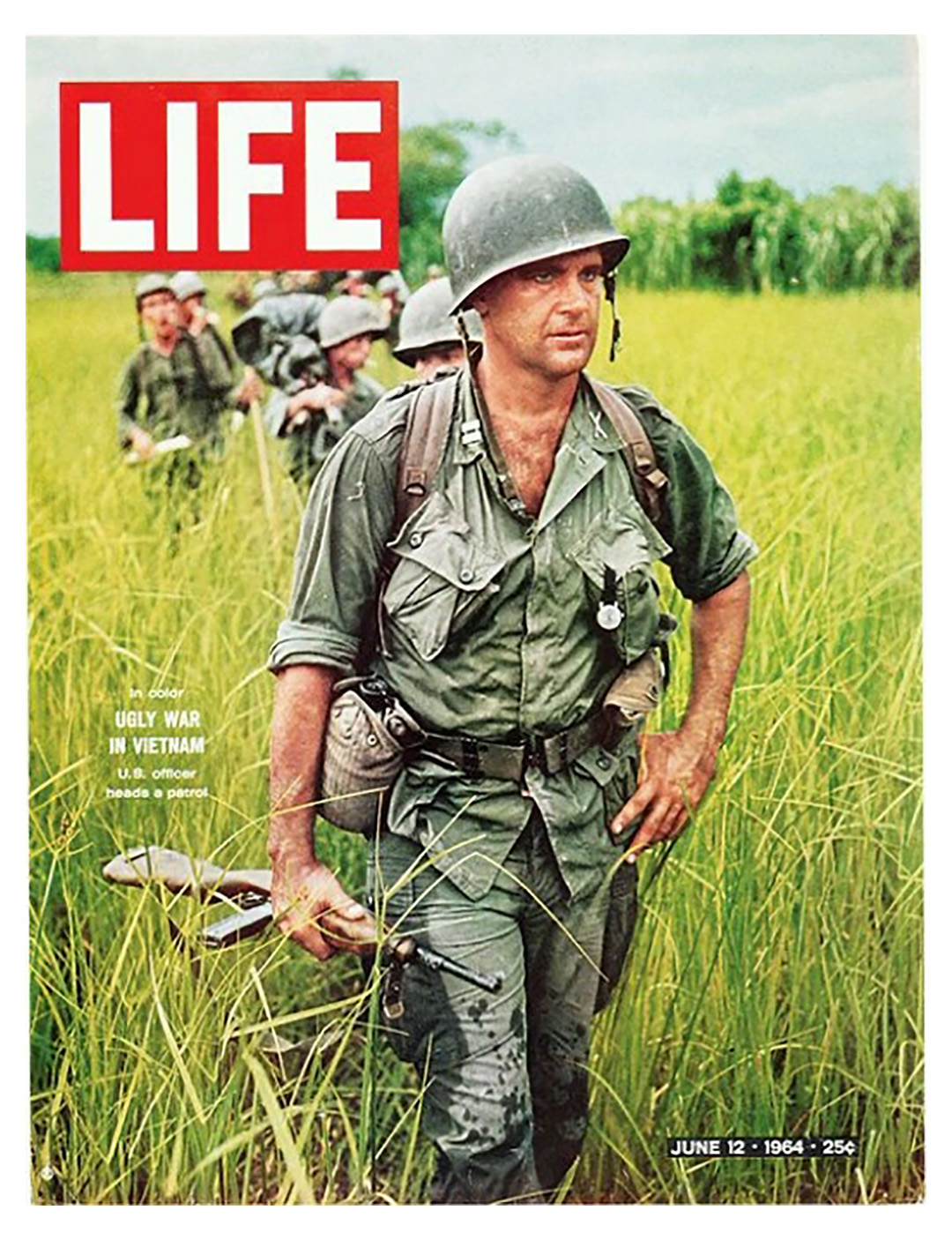 La portada de Life de 1967 muestra a soldados estadounidenses en Vietnam utilizando fusiles AK-47 en combate