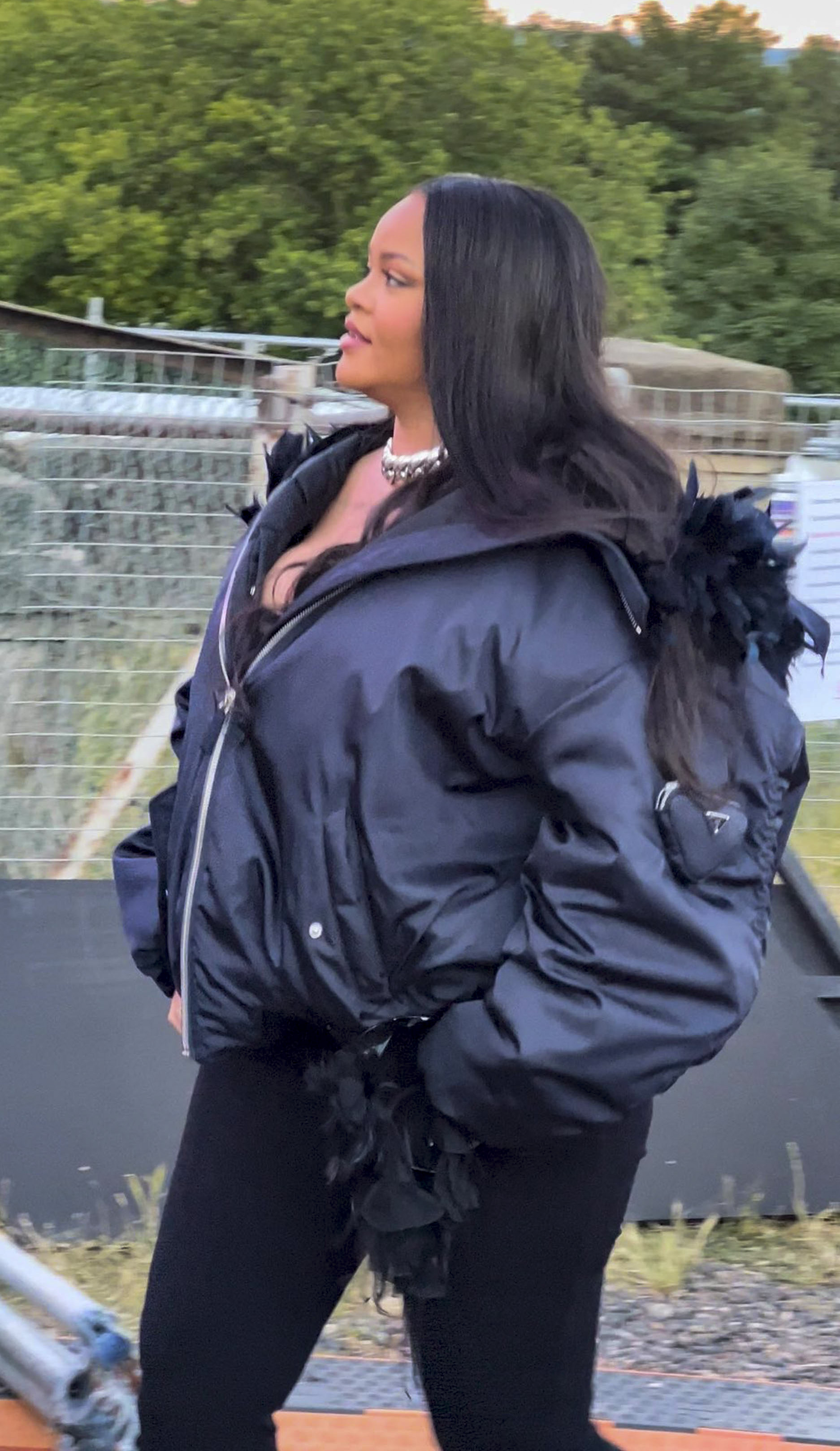 Rihanna hizo su primera aparición pública desde que dio a luz: fue a ver un show de A$AP Rocky en el Wireless Festival de Londres. La nueva mamá vestía una chaqueta negra de Prada 