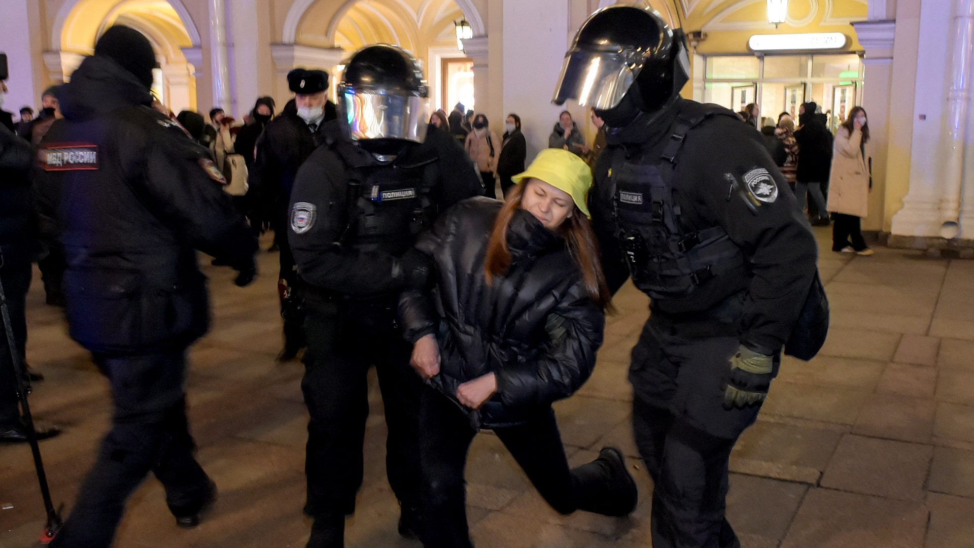 La invasión a Ucrania desató una ola de protestas en Rusia, las cuales el Kremlin buscó sofocar constantemente (AFP)