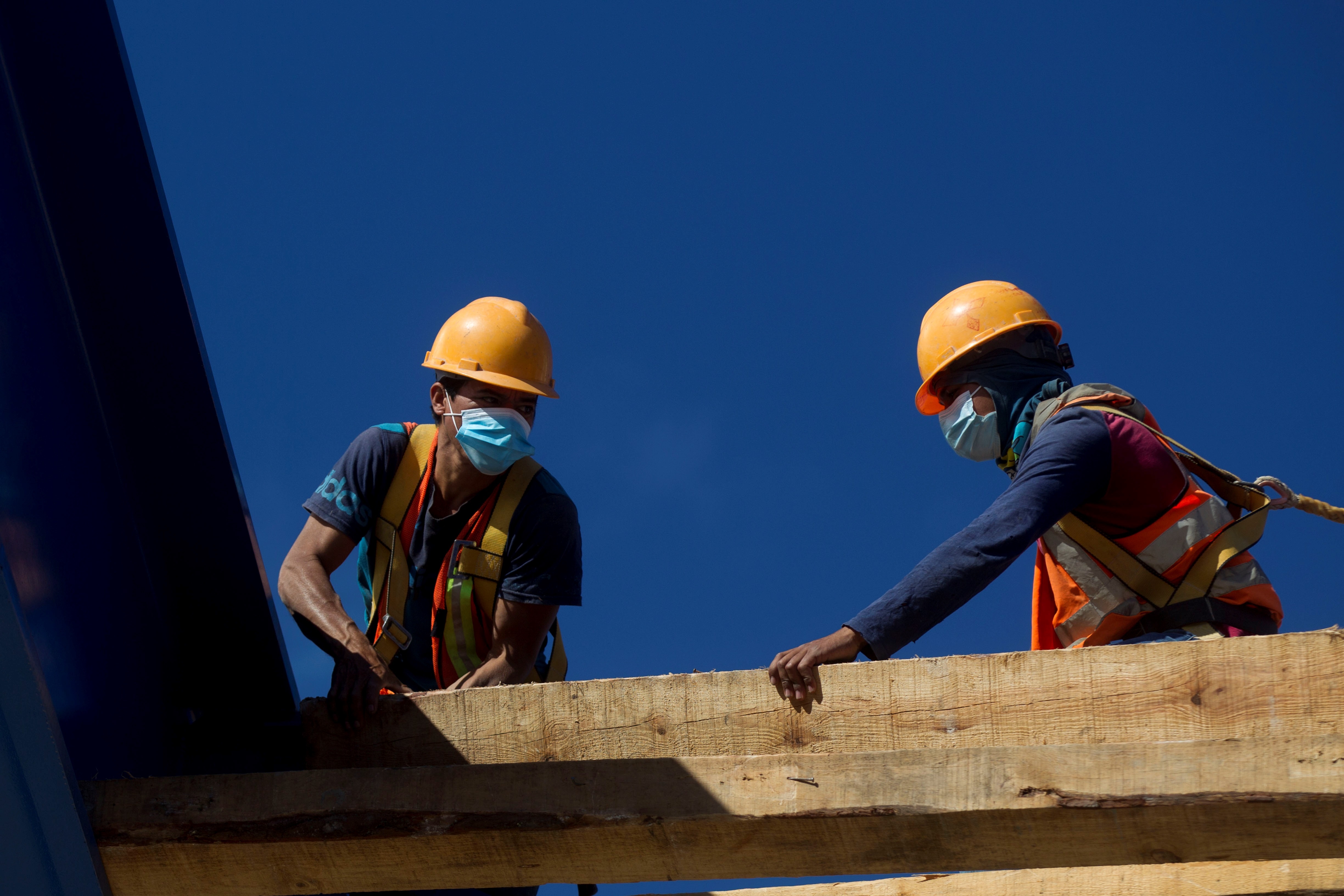 De la estadística del Indec se desprende que en el promedio del año el obrero de la construcción trabaja menos de 6 horas diarias (EFE)

