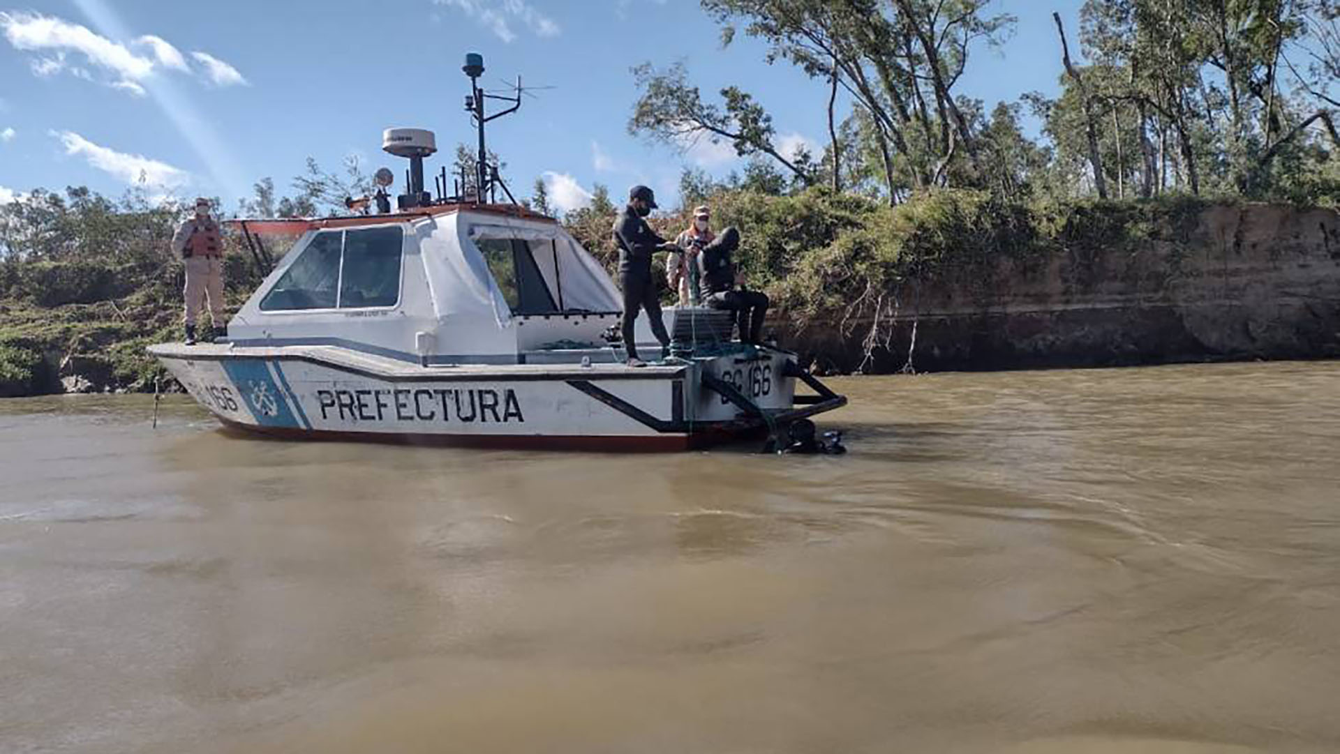 Corrientes Desesperada Búsqueda De Dos Pescadores Que Cayeron De Un