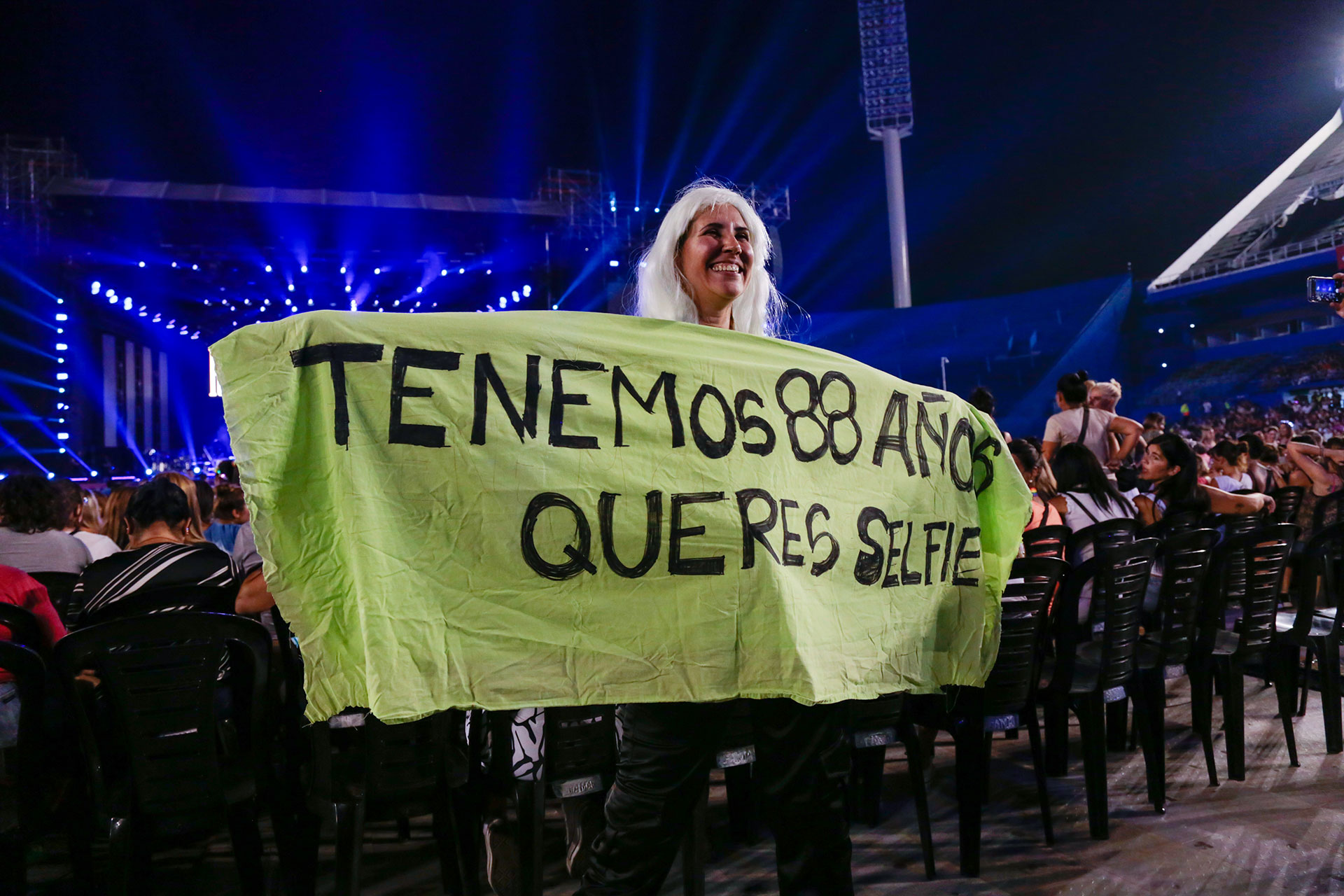 Pelucas, maquillaje, brillos, carteles y banderas, parte del cotillón que el público siempre lleva a los shows de Ricky Martin (RS Fotos)