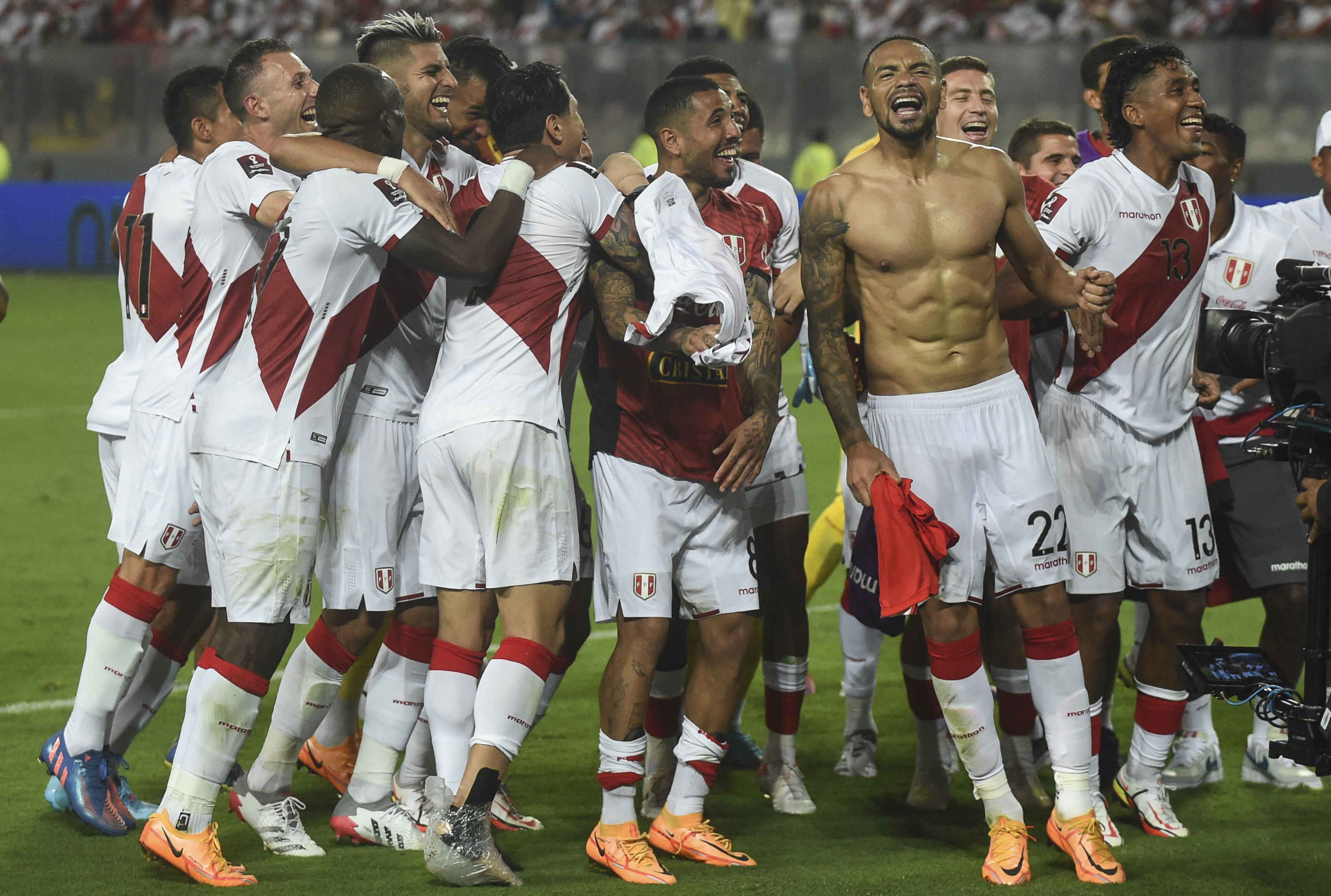 Peruvian players celebrate after defeating Paraguay in their South American qualification football match for the FIFA World Cup Qatar 2022 at the National Stadium in Lima on March 29, 2022. - Peru will play the intercontinental playoff match in June against Australia or the United Arab Emirates. (Photo by ERNESTO BENAVIDES / AFP)