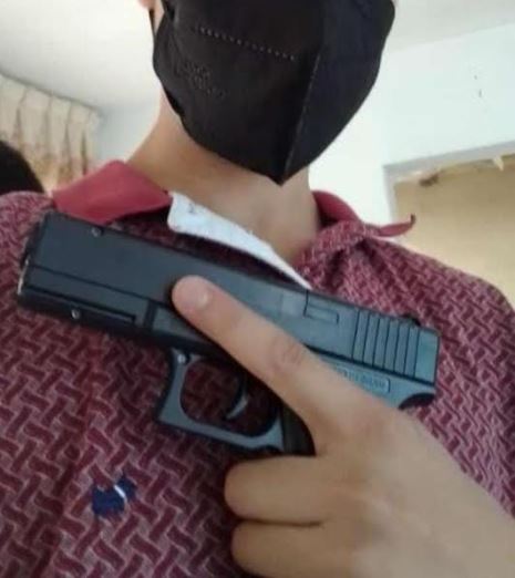 El alumno subió una foto de él a redes sociales con el arma (foto: especial)