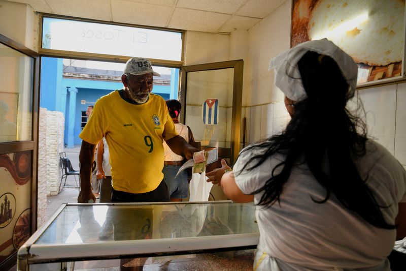 Crisis en Cuba: la dictadura recortó la ración subsidiada de pan por la escasez de ingredientes