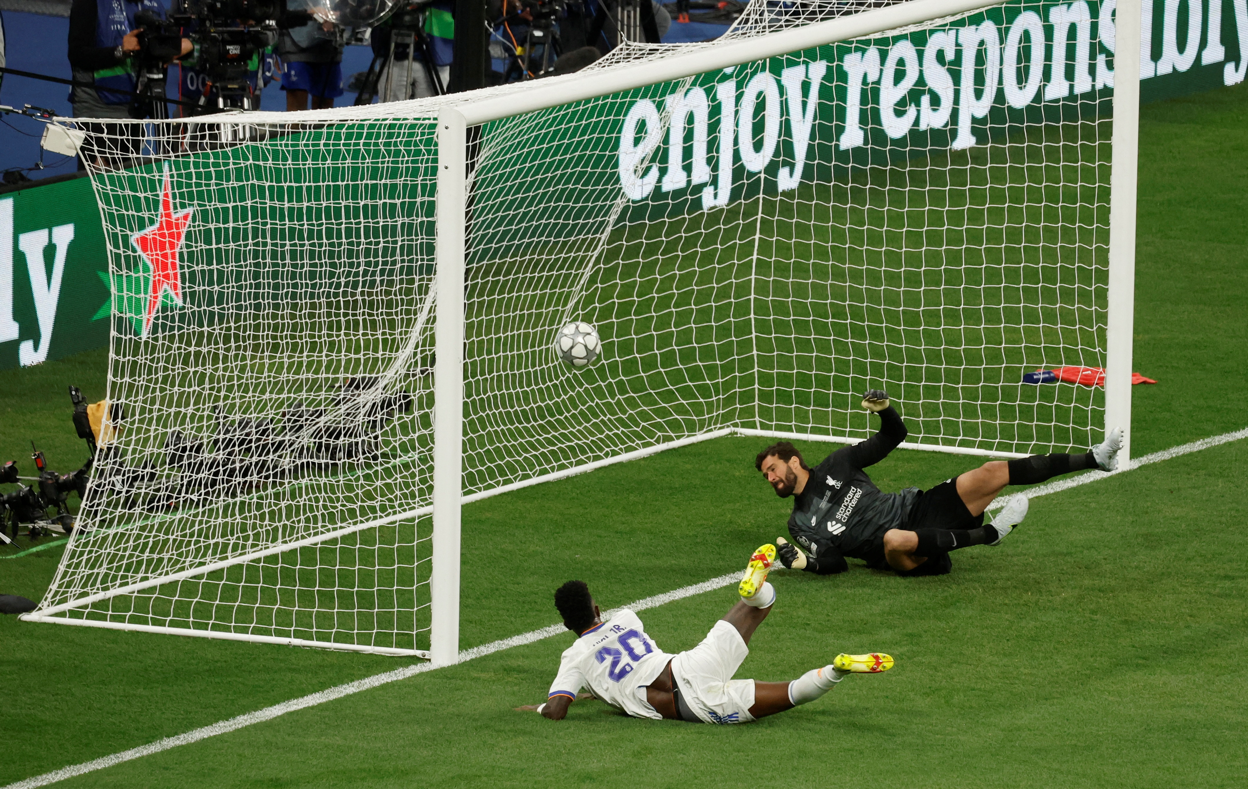 Vinicius Junior le ganó la espalda a toda la defensa del Liverpool y empujó a la red un centro de Fede Valverde (Foto: REUTERS)