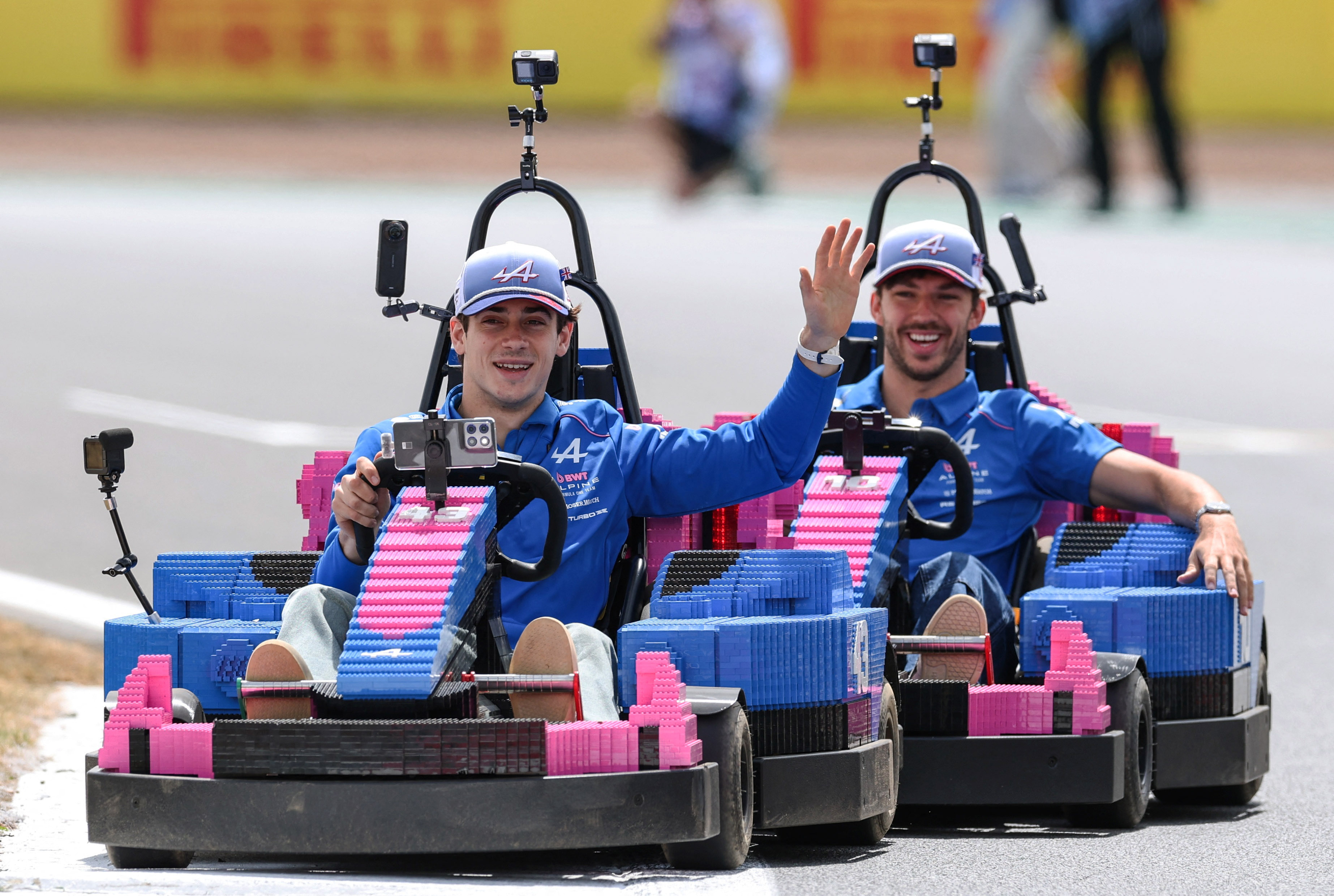 Las perlitas de la ins&oacute;lita carrera de autos Lego antes del GP de Gran Breta&ntilde;a de F1: la maniobra de Colapinto y un ganador inesperado
