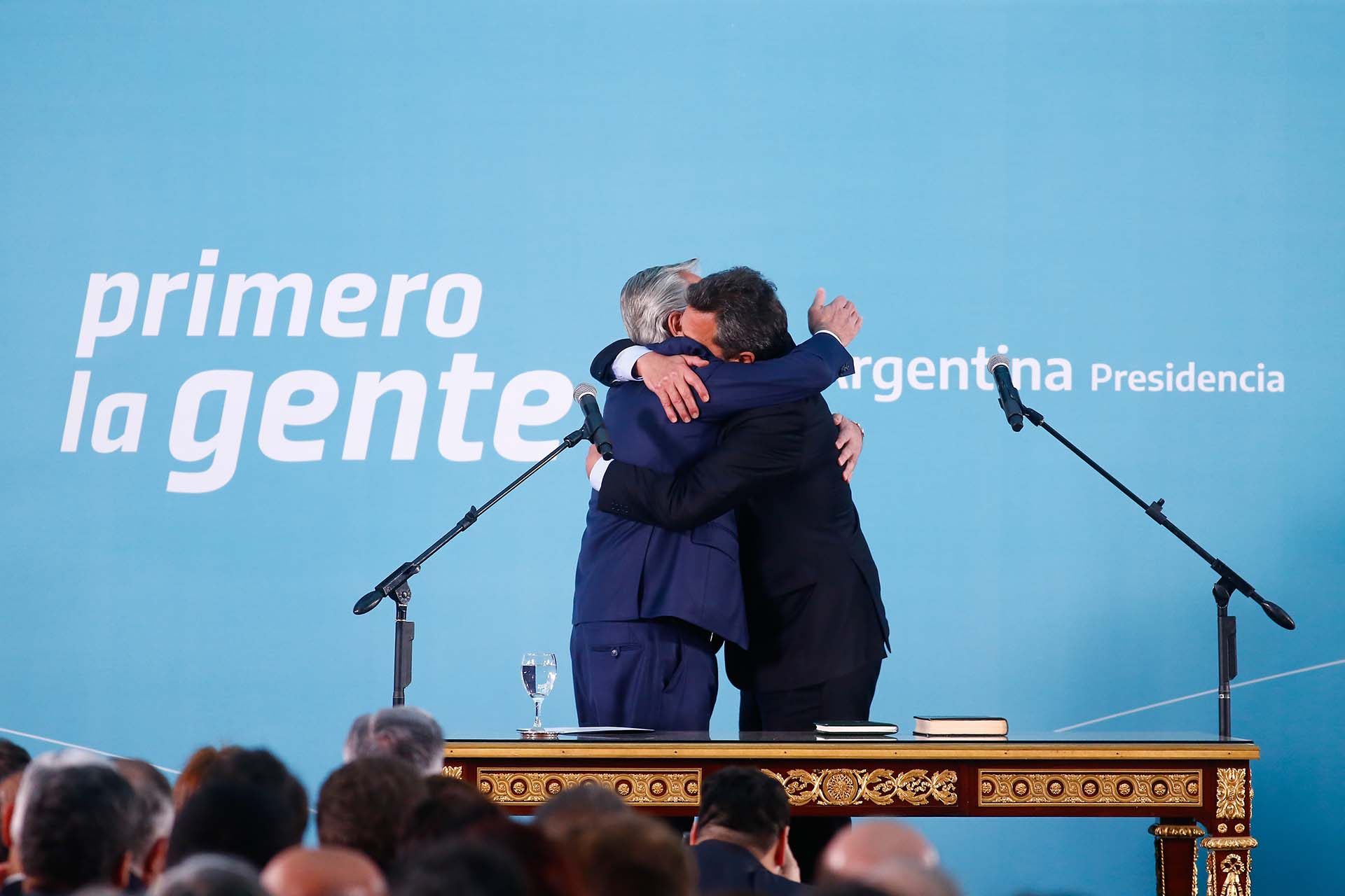 El abrazo entre Alberto Fernández y Sergio Massa 
