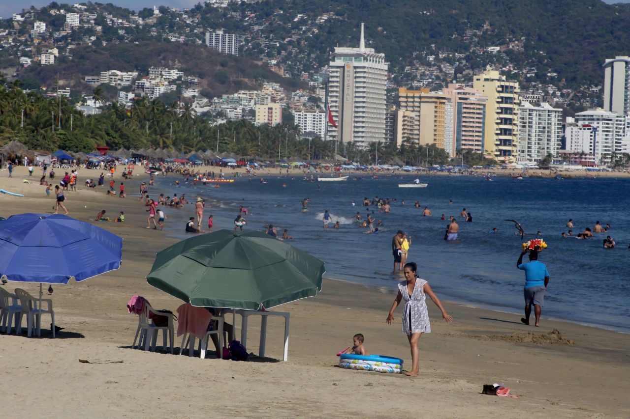 ACAPULCO, GUERRERO, 30DICIEMBRE2020.- Previo a la celebración del año nuevo la ocupación hotelera en Acapulco se mantiene en un 36.1 %, en las playas del puerto se continúa observando que turistas siguen sin respetar las medidas de seguridad sanitaria. 
FOTO: CARLOS ALBERTO CARBAJAL/CUARTOSCURO.COM