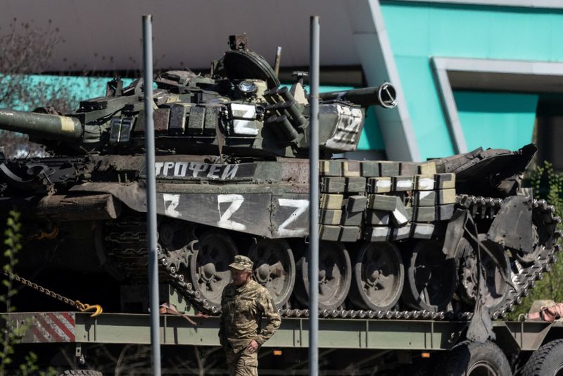 Un tanque ruso capturado es transportado en una plataforma por el ejército ucraniano en una carretera a las afueras de Dnipro, Ucrania, el 30 de abril de 2022. REUTERS/Jorge Silva
