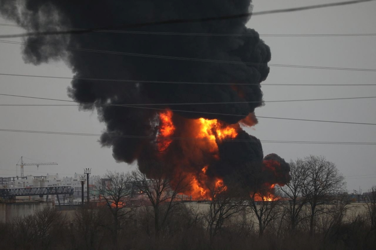 Arde un depósito de combustible en Belgorod. Cada vez hay más sabotajes en territorio ruso (Pavel Kolyadin/BelPressa/Handout via REUTERS)