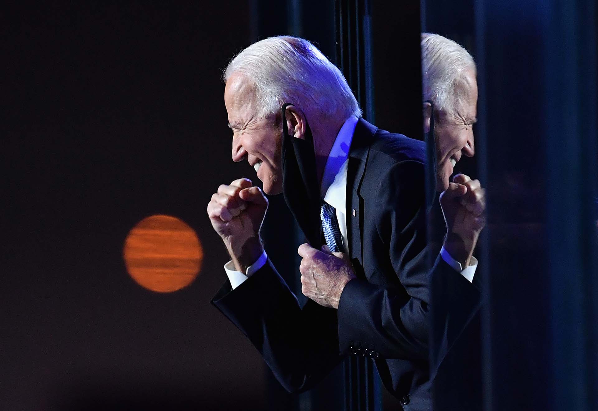 Joe Biden celebra la confirmación de su victoria tras conocerse los resultados que le otorgaban los electores que le faltaban (7 de noviembre)