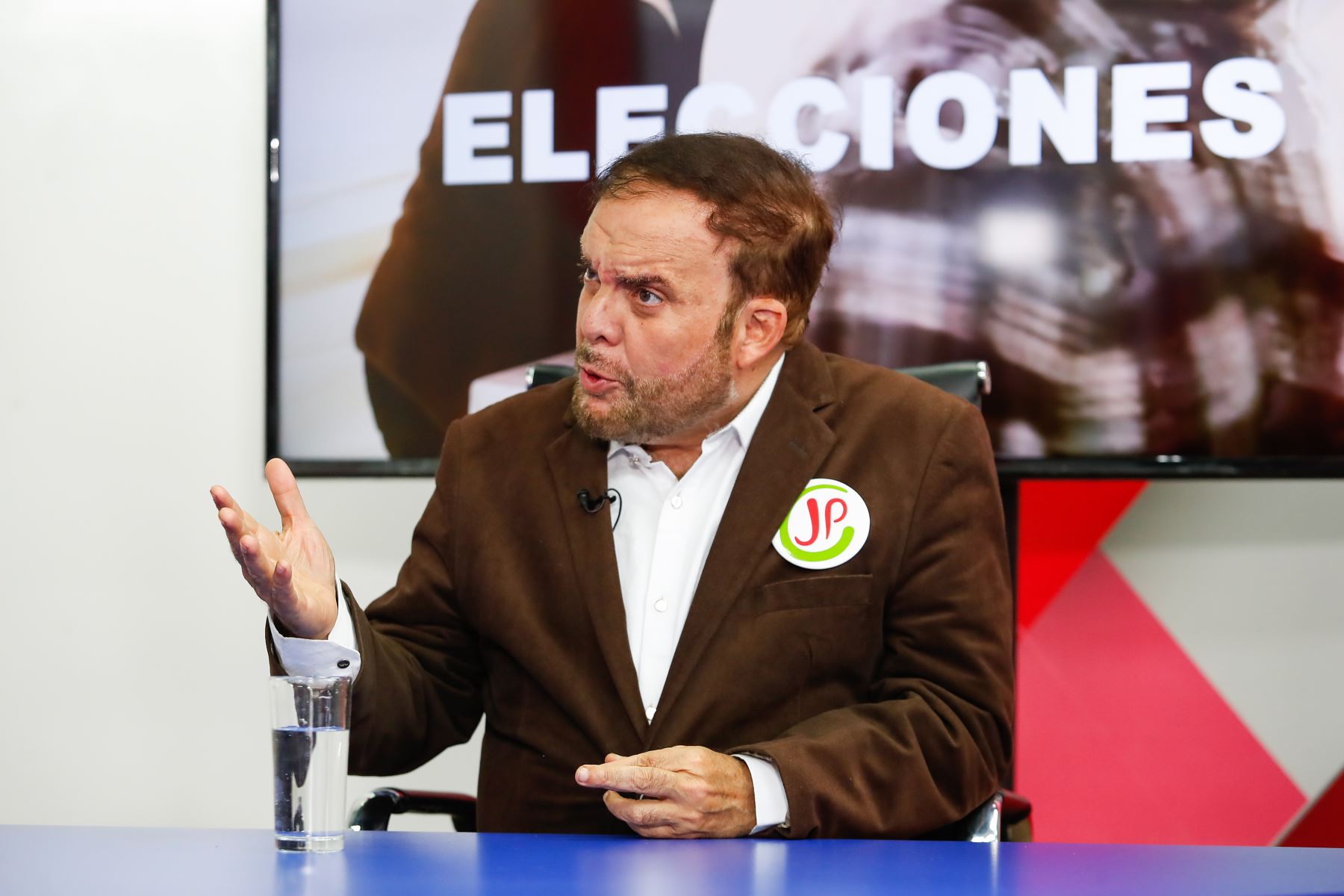 Gonzalo Alegría, candidate of Together for Peru.  (To the).