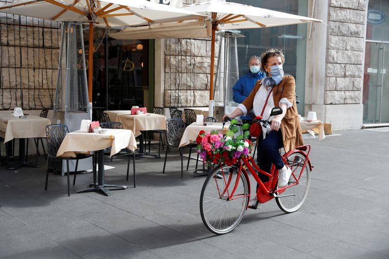 Un restaurante de Roma sin gente. En Italia y España anunciaron restricciones por la segunda ola de coronavirus (Reuters)