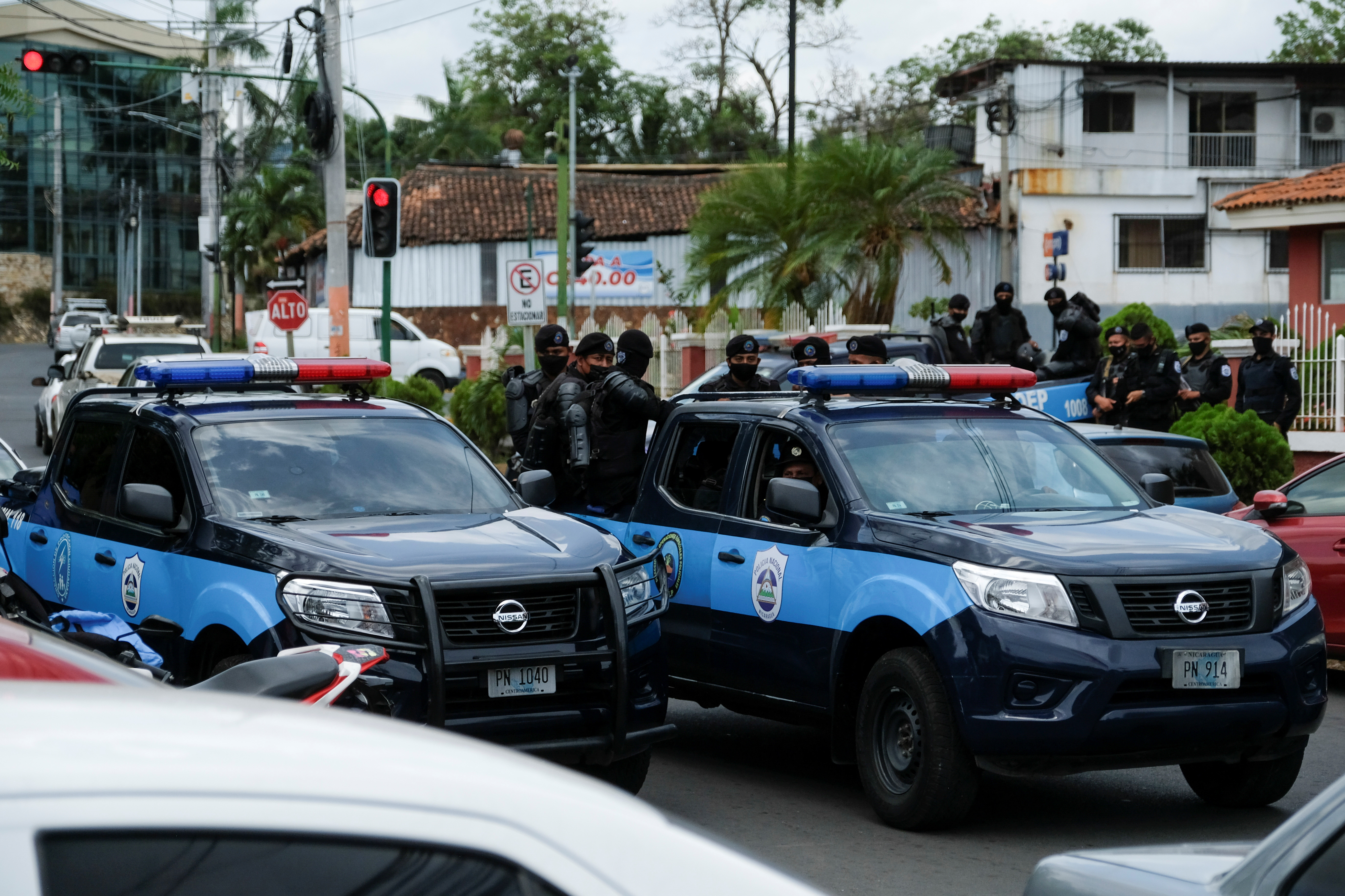 El asedio de la policía contra candidatos opositores y periodistas (REUTERS/Carlos Herrera)