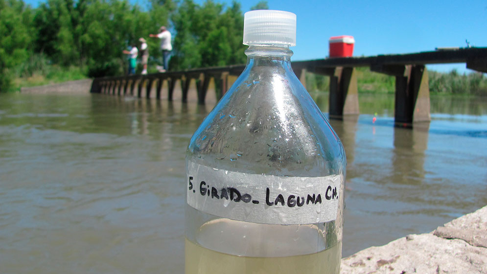 Toma de muestras en el arroyo Girado (Foto: gentileza investigadores)