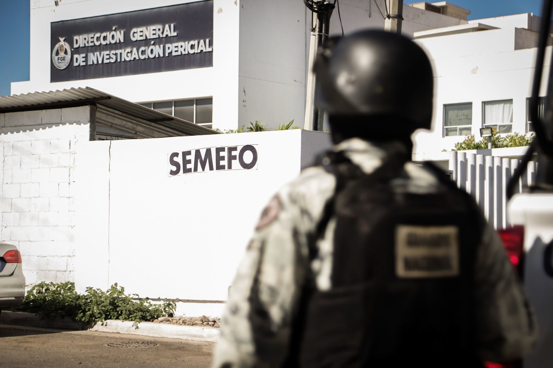 Elements of the Army and the National Guard transferred the bodies of the alleged assassins killed to Semefo, where the families went to identify them.  (JESUS ​​VERDUGO/CUARTOSCURO)