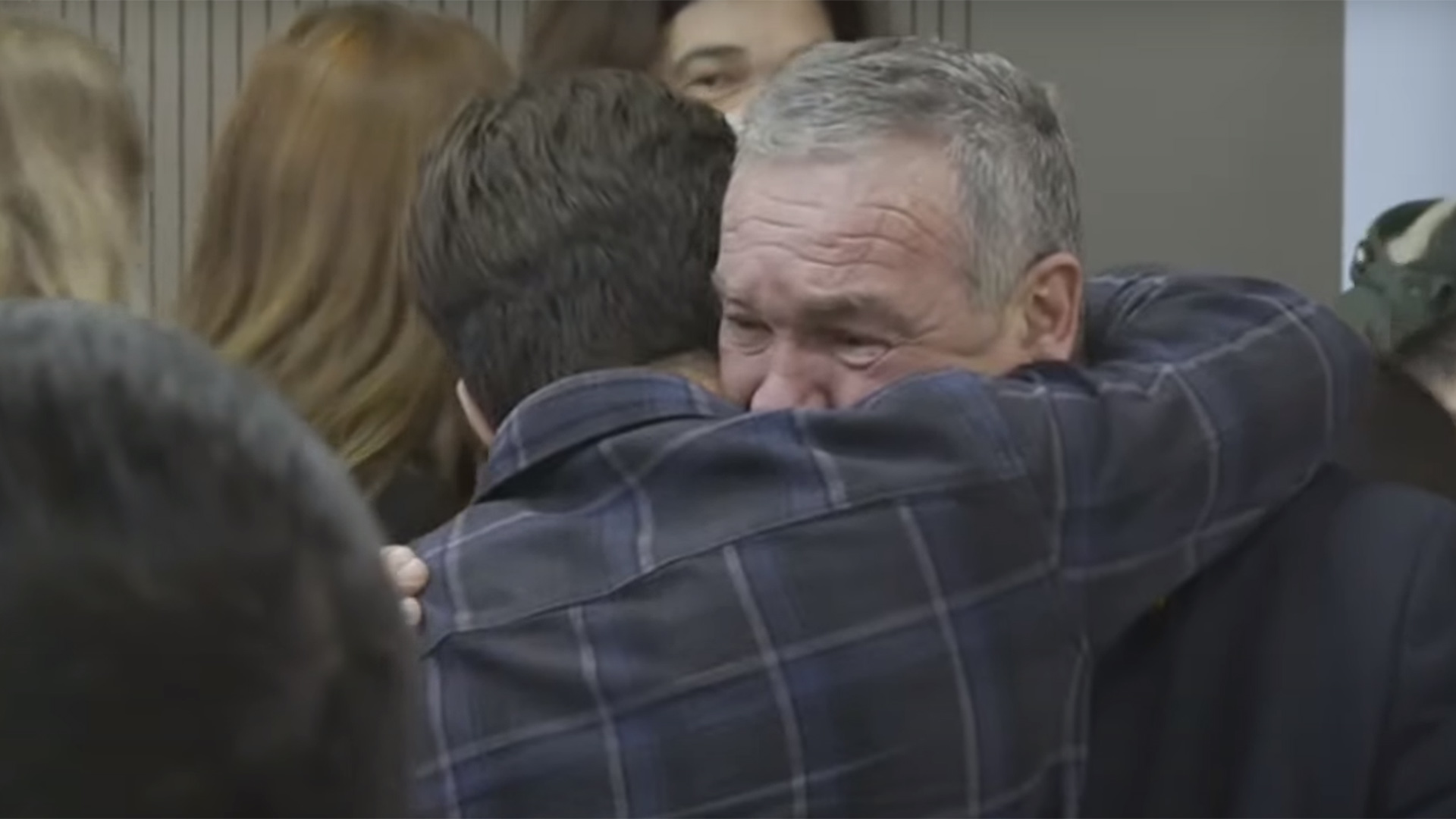 Macarrón abrazó a su hijo tras la absolución y se quebró (Captura TV)